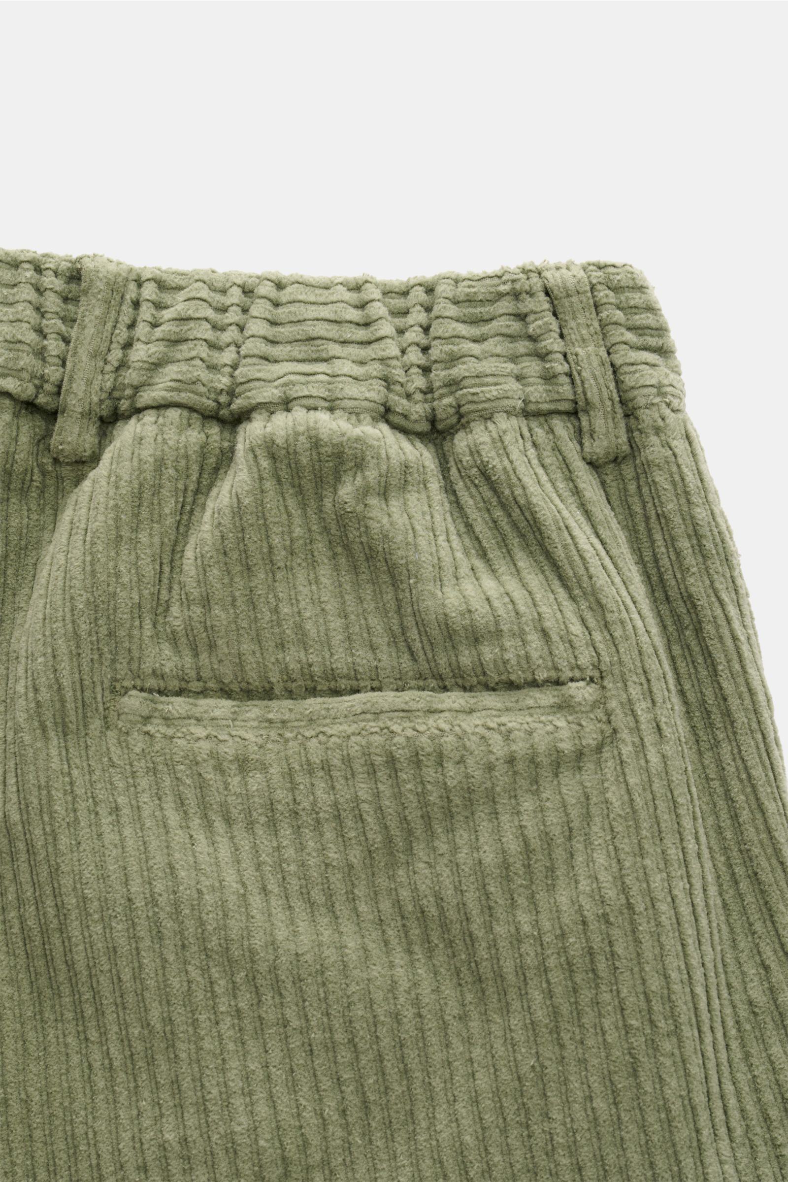 Nahaufnahme der Rückseite der graugrünen 04651/ A trip in a bag Cordhose mit Cordstruktur, doppelter Bundfalte und Leistentasche.