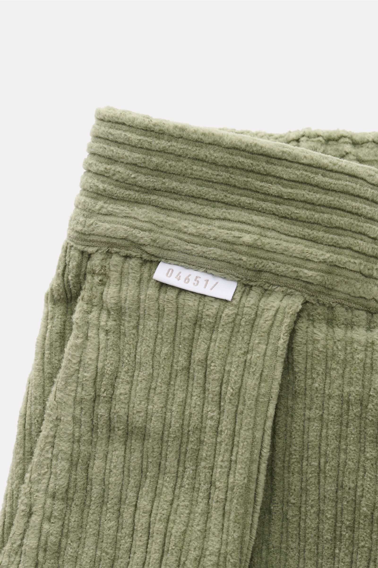 04651/ A trip in a bag Cordhose graugrün aus Baumwoll-Cord mit doppelter Bundfalte, Weblabel, fixiertem Saum, Ansicht Nahaufnahme oben.