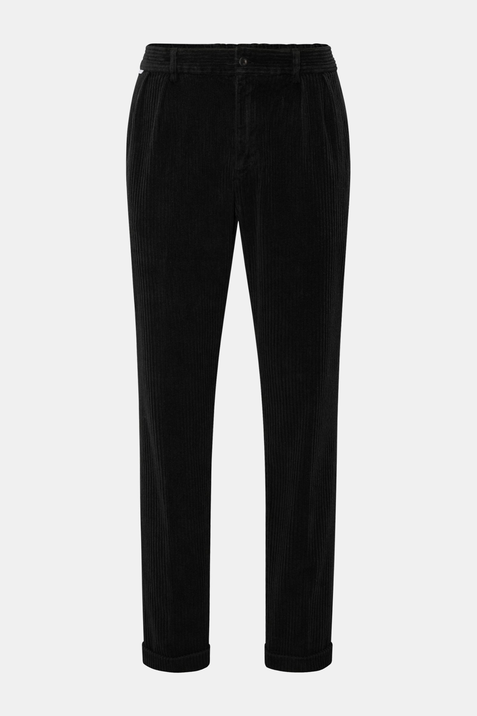 Frontansicht der 04651/ A trip in a bag Cordhose schwarz aus leicht elastischem Baumwoll-Cord mit doppelter Bundfalte, französischen Taschen und fixiertem Saumaufschlag.