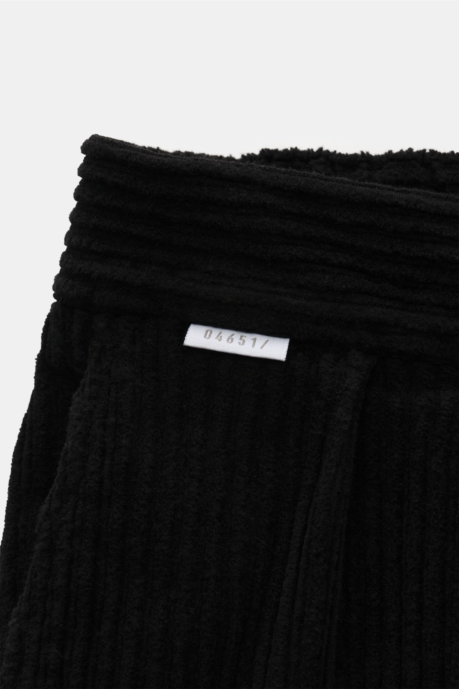 Schwarze 04651/ A trip in a bag Cordhose aus elastischem Baumwoll-Cord mit doppelter Bundfalte, fixiertem Saumaufschlag, Detailfoto von oben.