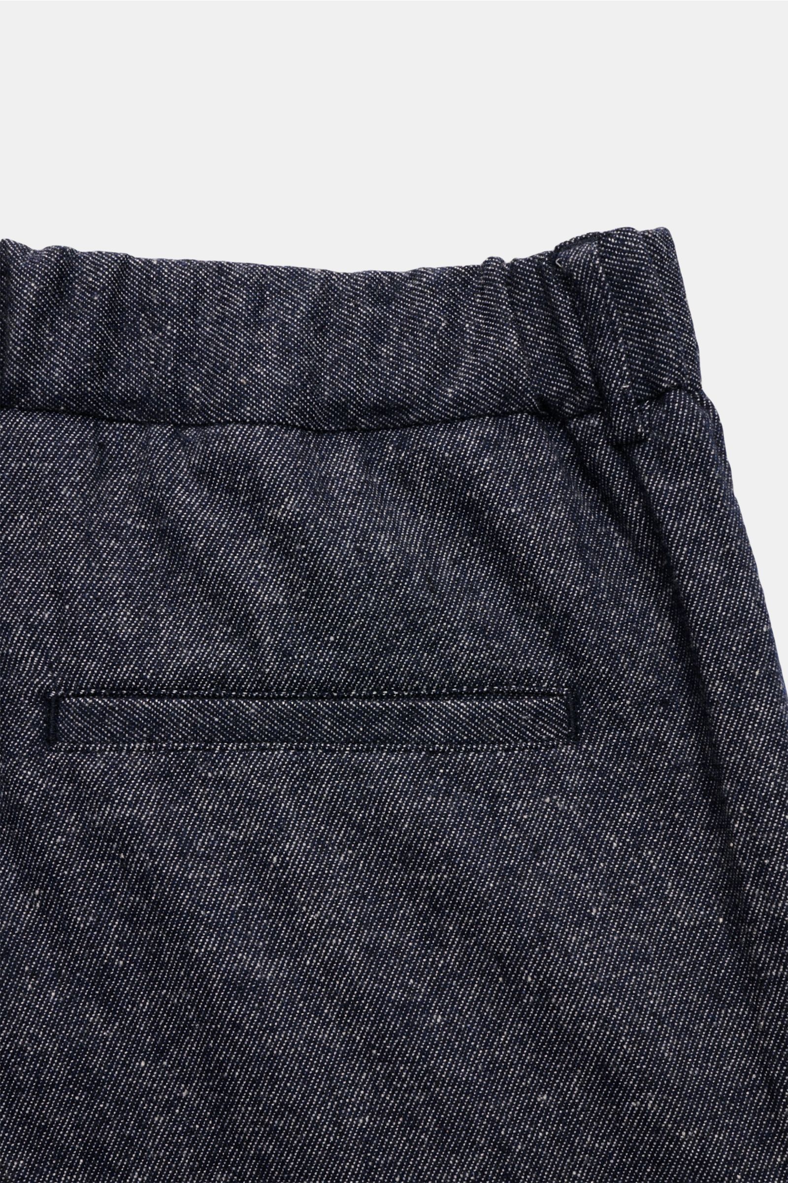 Close-up image from above of the back waistband and pocket of the 04651/ A trip in a bag Hose graublau meliert, showing denim-look fabric with a soft feel and a fixed hem cuff. Leger durch den Herbst mit 04651/ A TRIP IN A BAG: Diese Hose im Denim-Look mi