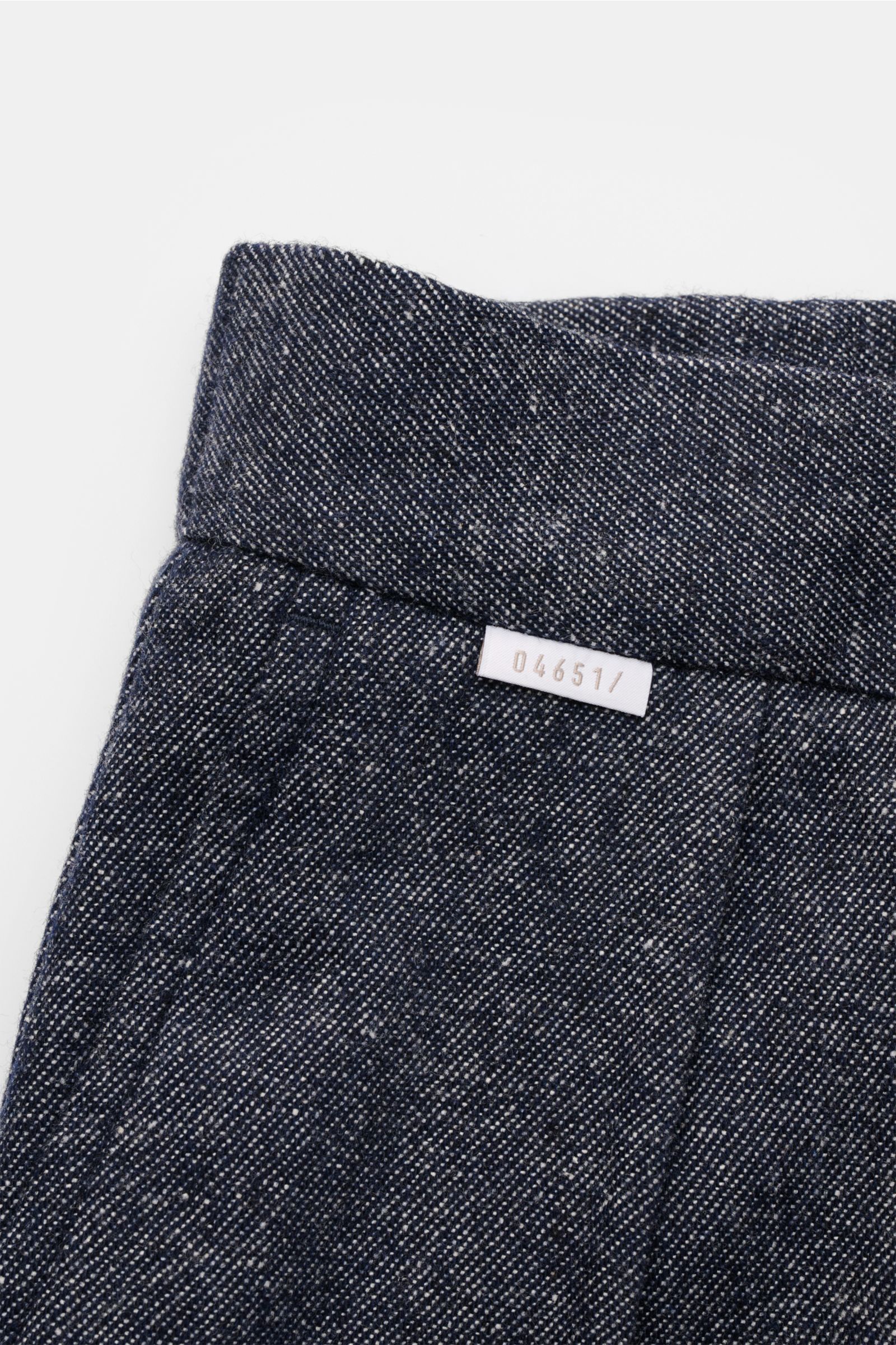 Close-up front view of the waistband and upper fabric texture of the 04651/ A trip in a bag Hose graublau meliert in denim look with soft cotton, wool, microfiber blend, double pleat, tapered fit, and elastic waistband. Leger durch den Herbst with feature