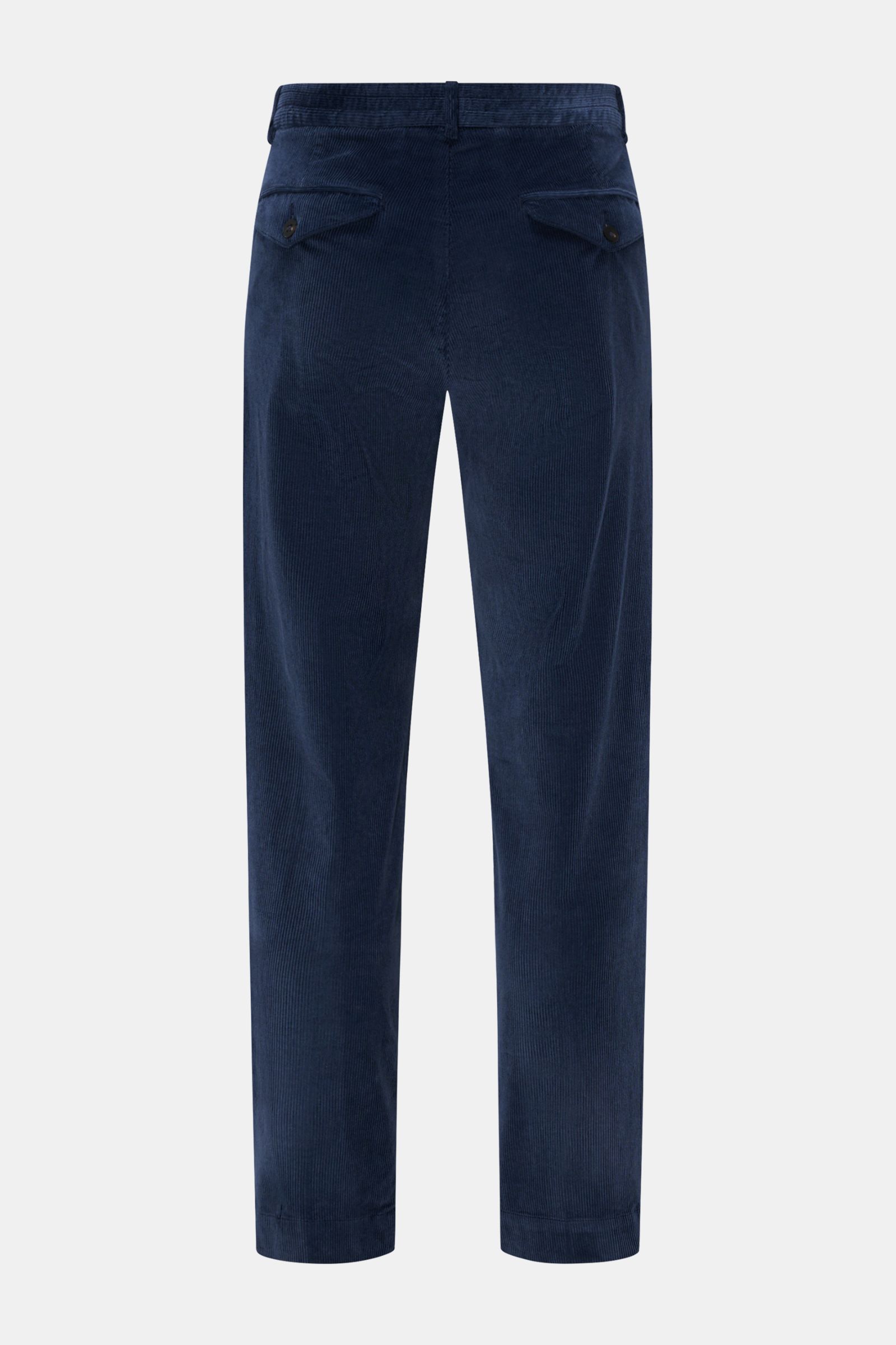 04651/ A trip in a bag Cordhose navy Rückansicht, garment dyed Cordhose aus Baumwolle und Modal mit schmal zulaufendem Bein und Tasche.