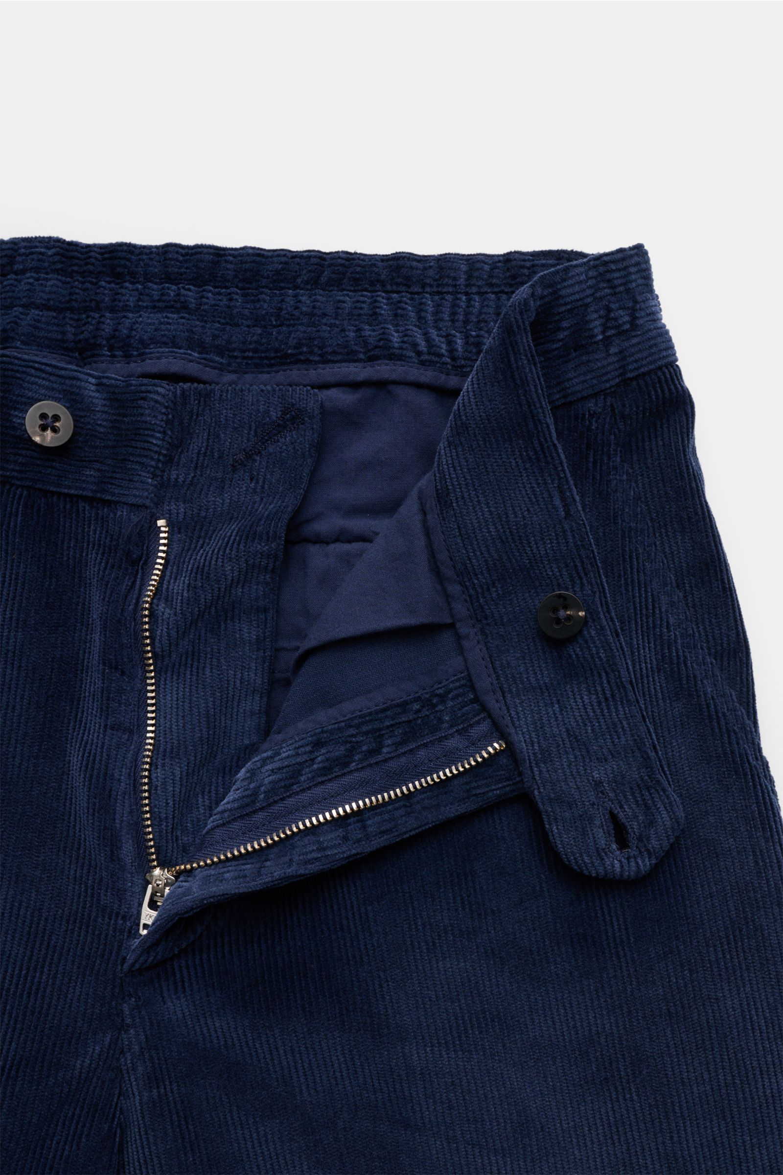 04651/ A trip in a bag Cordhose navy, nah von vorne fotografiert, garment dyed Cord aus Baumwolle, Modal, teielastischer Bund, Reißverschluss, Knopf, Slim Fit.