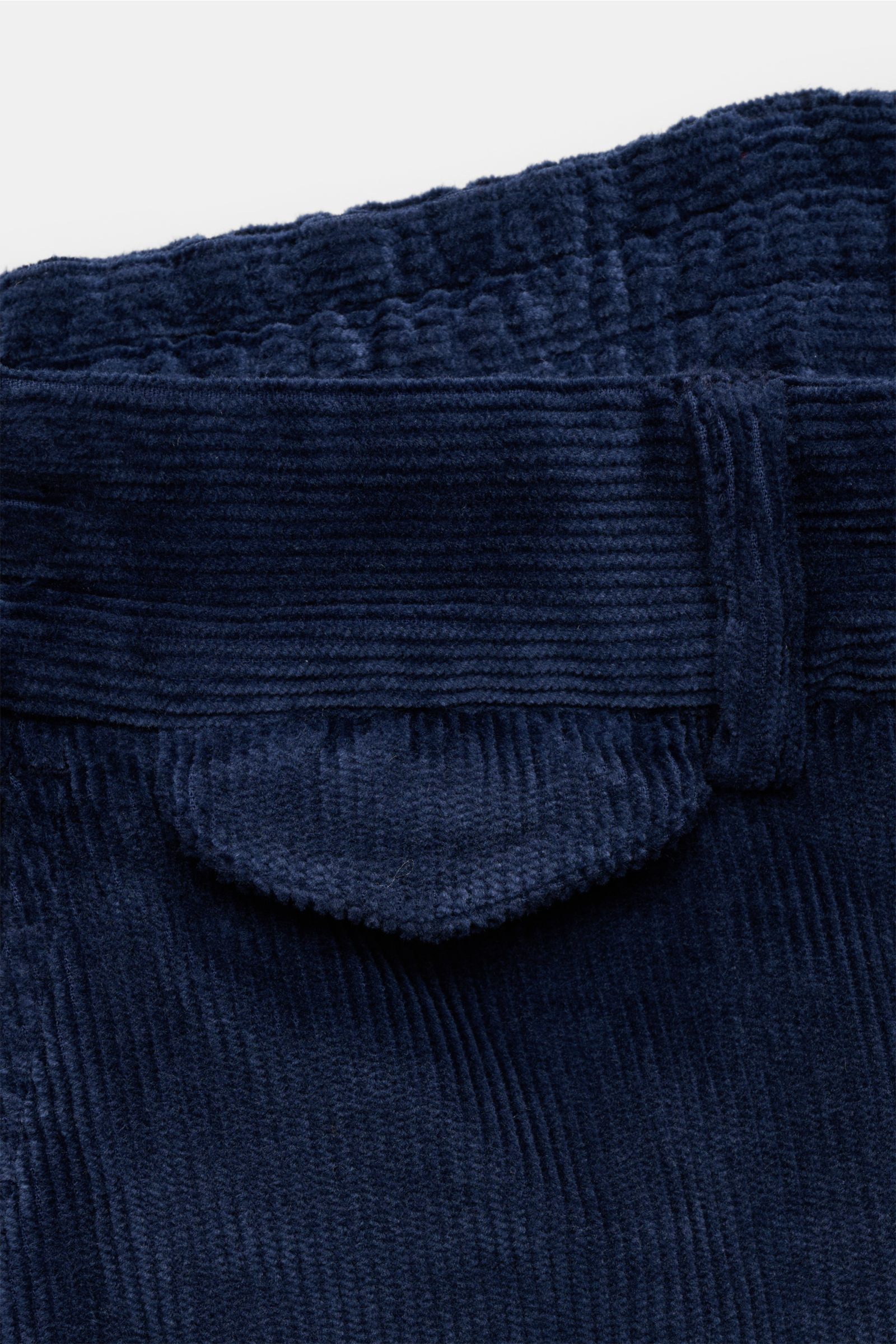 Nahaufnahme der Rückseite der 04651/ A trip in a bag Cordhose navy, Cord aus Baumwolle und Modal mit geknöpfter Gesäßtasche und teilelastischem Bund.