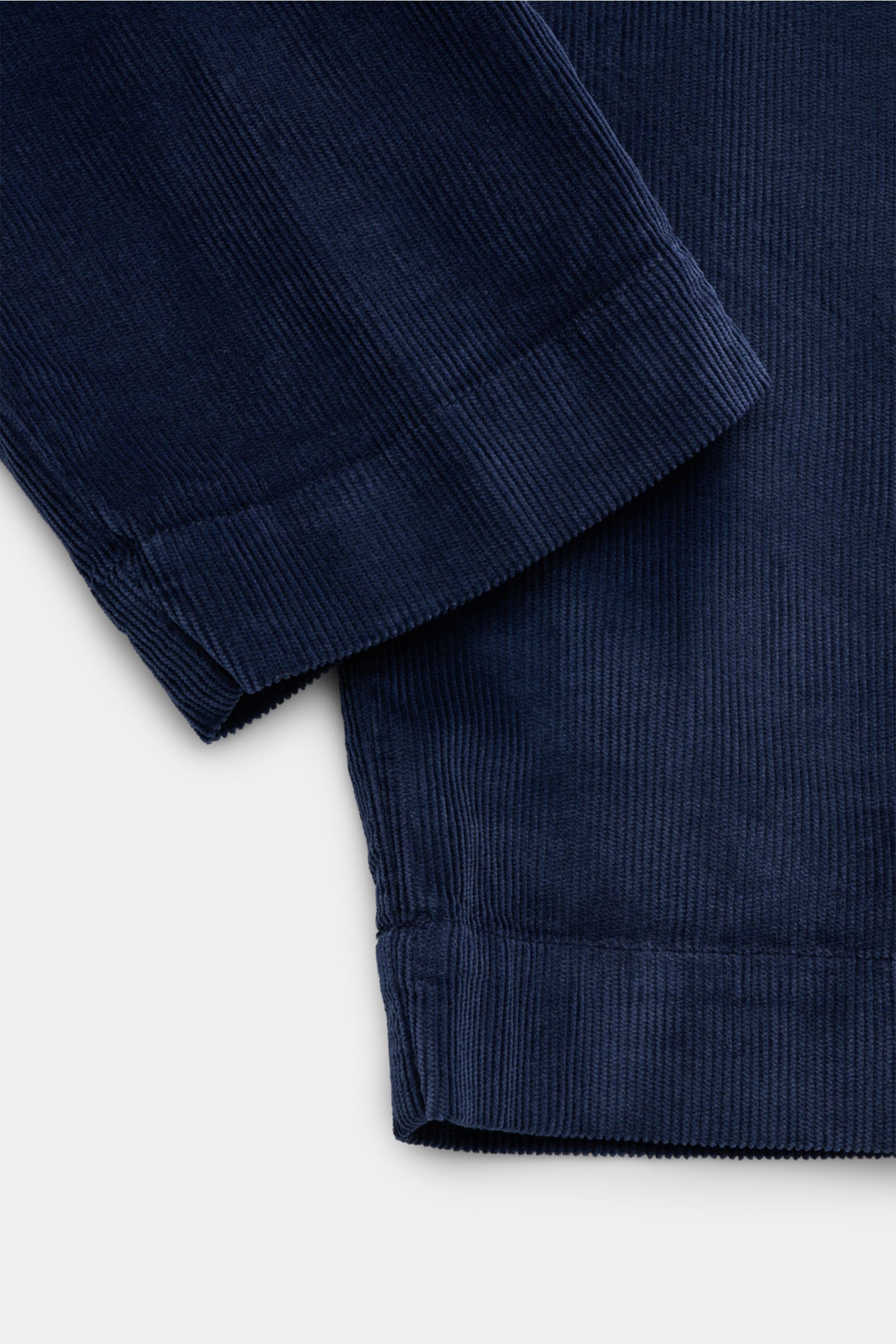 Detailaufnahme der 04651/ A trip in a bag Cordhose navy aus Baumwoll-Modal-Cord, slim fit mit teielastischem Bund und Taschen.