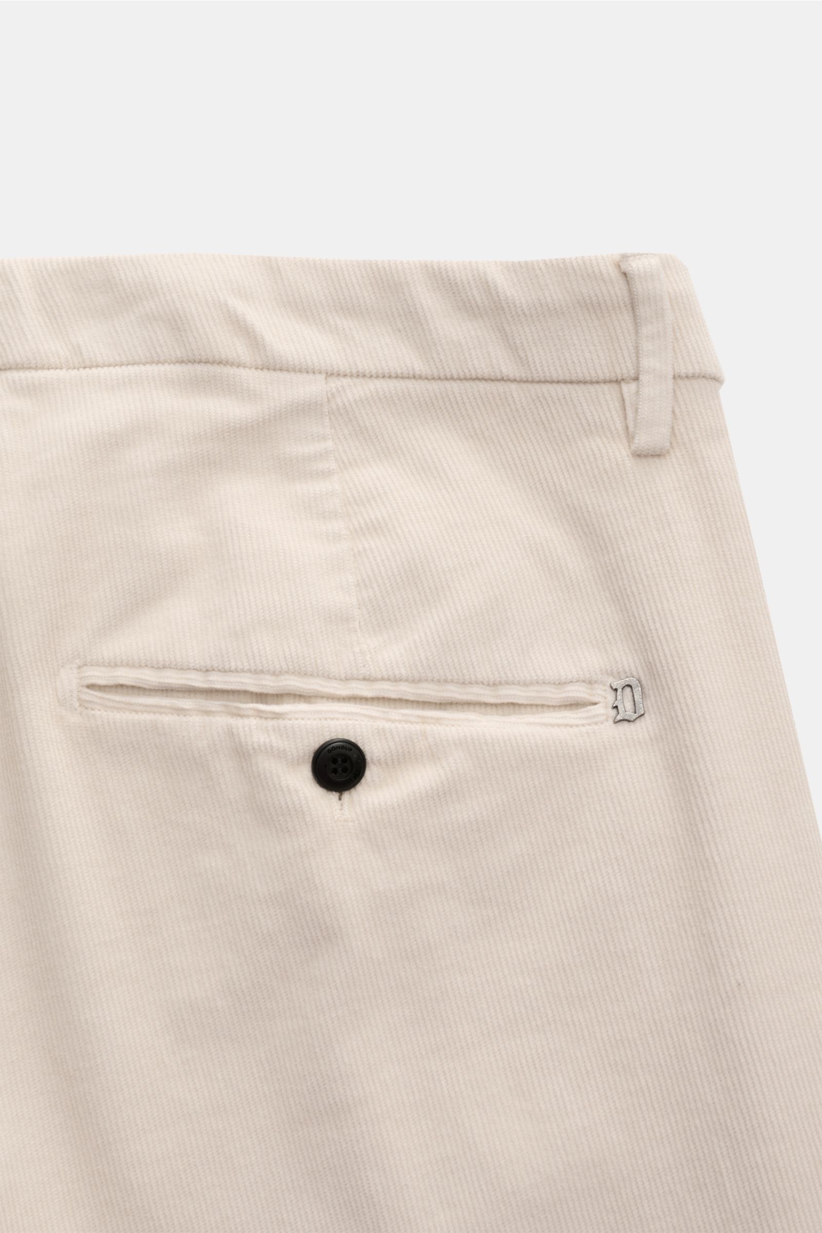 Dondup Cordhose 'Gaubert' creme, Slim Fit, feiner Baumwollcord mit Stretch, schmal zulaufend, Detailansicht Gesäßtasche mit Knopf und Metallinitial.