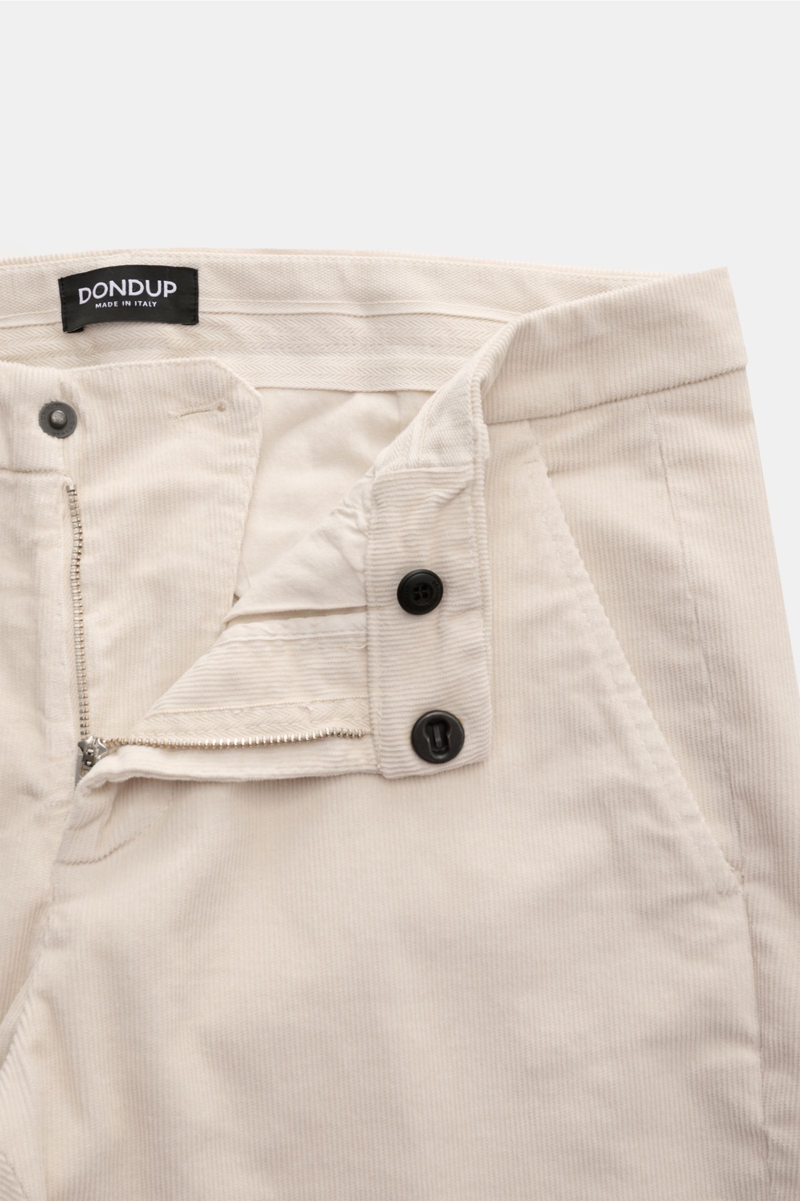 Dondup Cordhose 'Gaubert' creme, Feincord aus Baumwolle mit Stretch, Slim Fit, Reißverschluss, Slide Button, französische Taschen, Detailansicht.