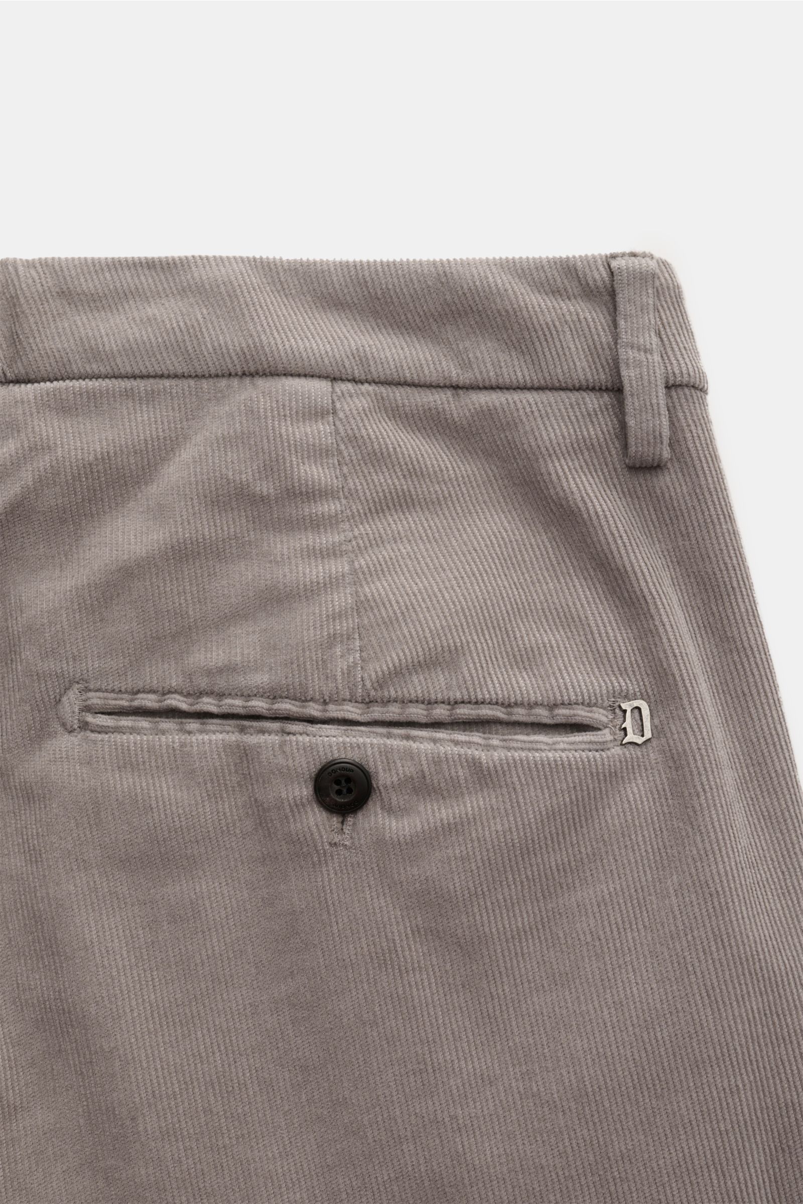 Dondup Cordhose 'Gaubert' grau aus feinem Baumwollcord mit Stretch, schmal zulaufend, Detailansicht Gesäßtasche mit Knopf und Metallinitial.