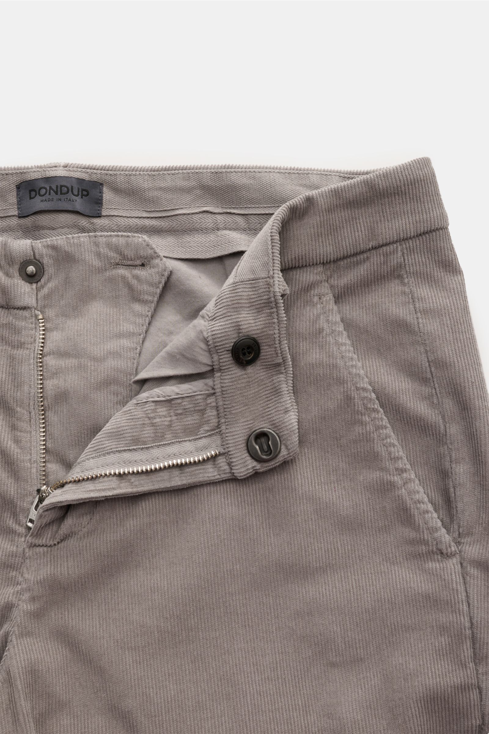 Dondup Cordhose 'Gaubert' grau aus feinem Baumwoll-Cord mit leichtem Stretch, Slim Fit, Reißverschluss, Slide Button, französische Taschen, Detailfoto von oben.
