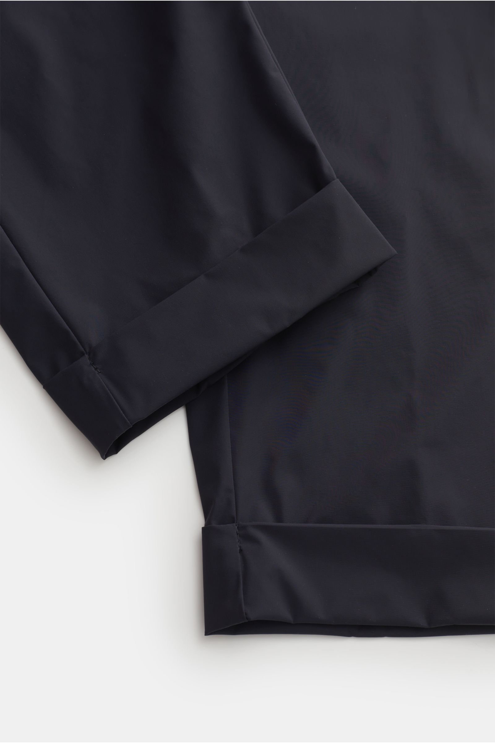 The Product is the Hero Jogpants 'Travel Pant' navy, nahaufnahme von schmal zulaufendem, kurzem Bein mit fixiertem Saumaufschlag aus ultraleichter, wasserabweisender Microfaser.