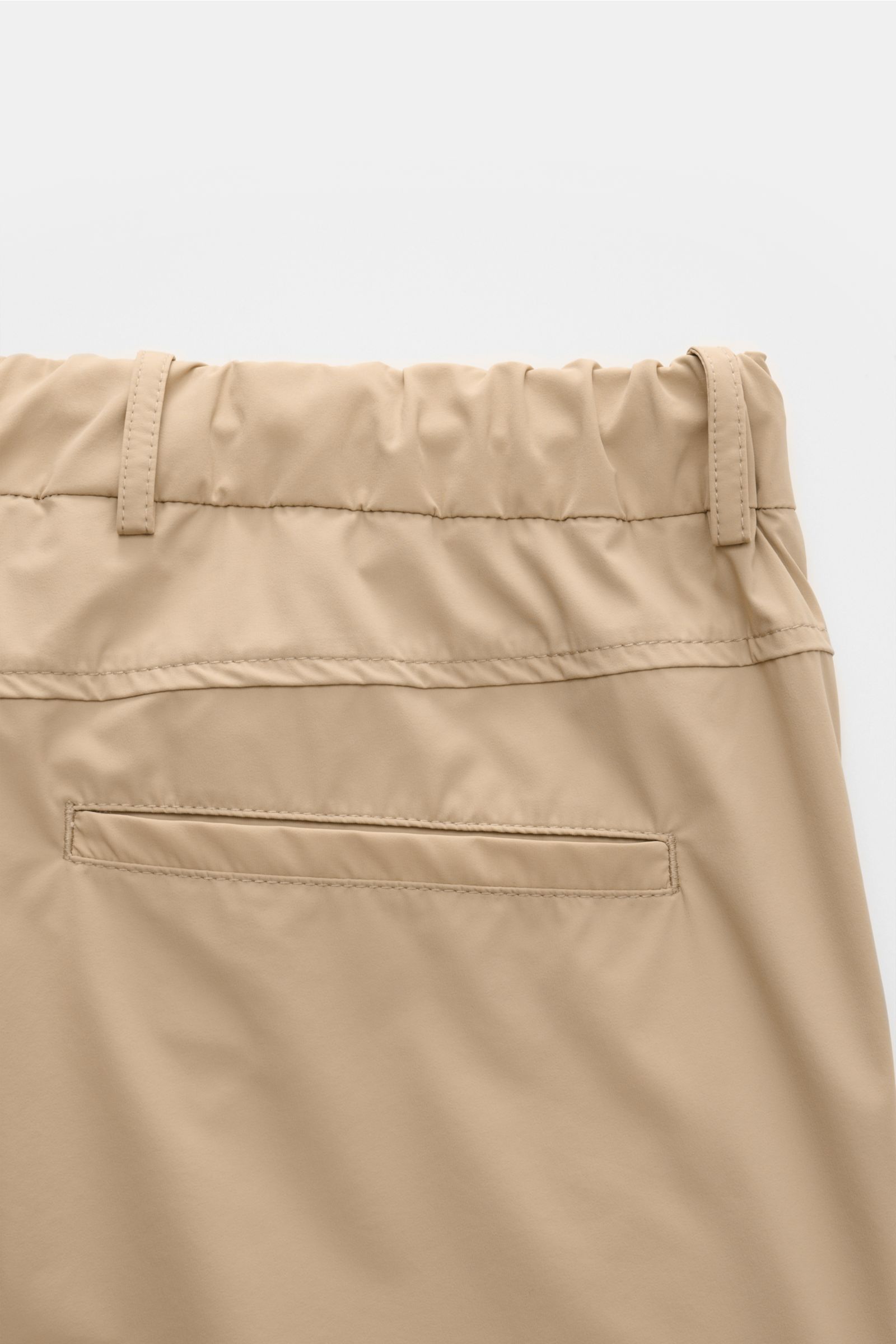 The Product is the Hero Jogpants beige, Detailaufnahme von hinten mit französischer Tasche, Leistentasche, glattem Griff, tapered fit, knöchellang, teileslastischem Bund, einfacher Bundfalte, fixiertem Saumaufschlag, hochwertiger Microfaser, regulärer Obe