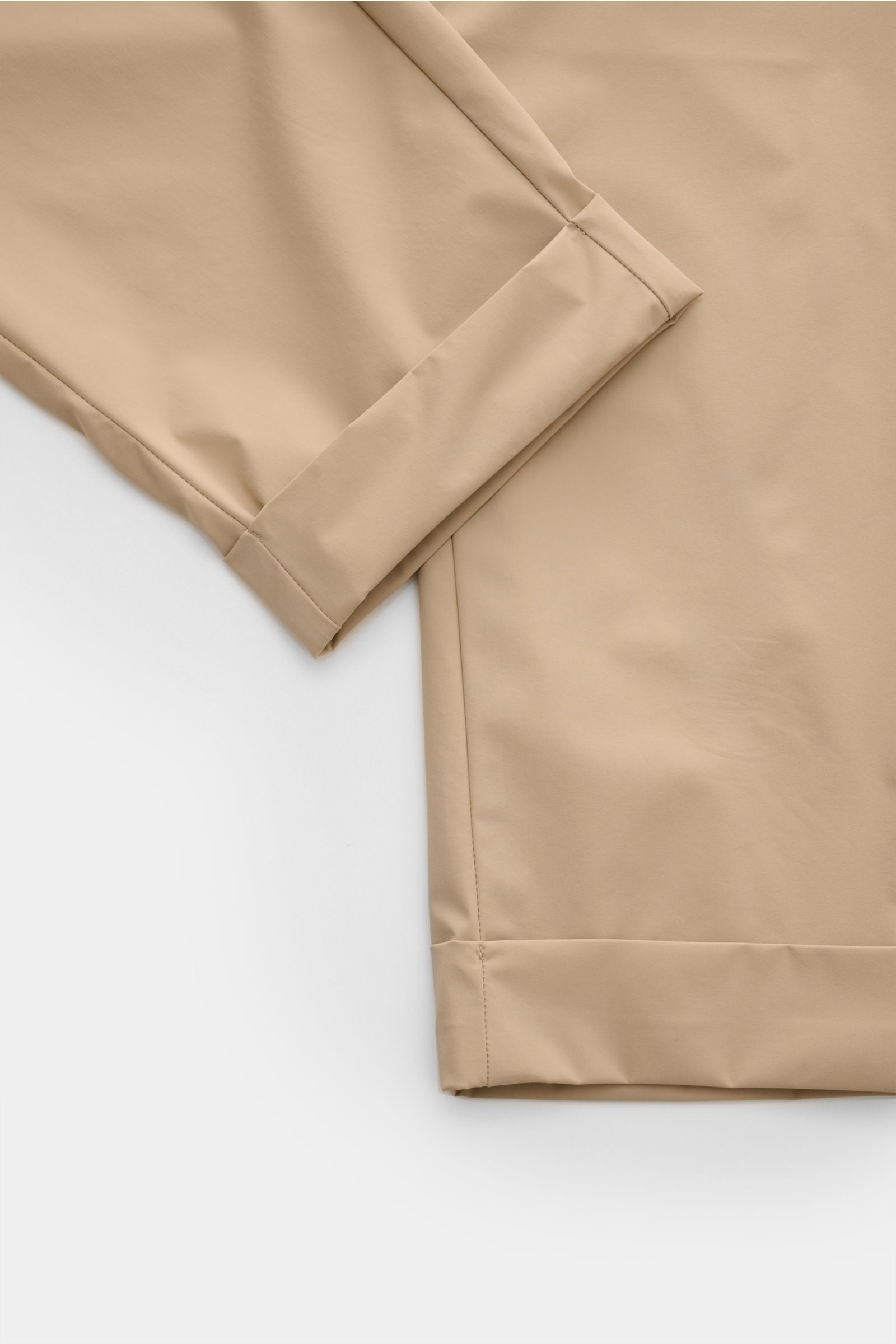 The Product is the Hero Jogpants beige, Nahaufnahme von Saum und Beinabschluss, hochwertige Microfaser, glatter Griff, taperer Fit, knöchellang, teilelastischer Bund mit Tunnelzug, französische Taschen, Leistentasche, einfache Bundfalte, fixierter Saumauf