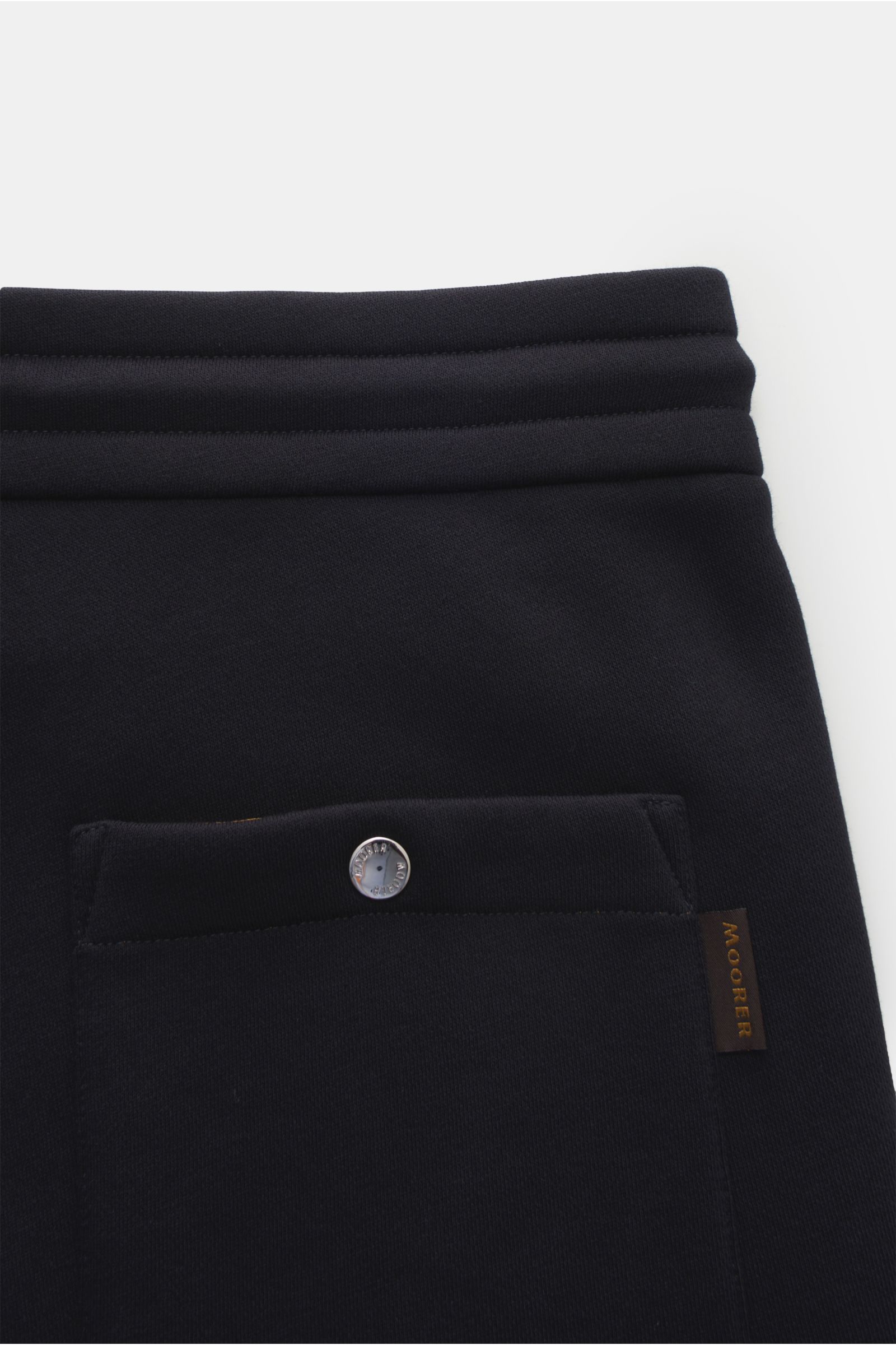 Moorer Sweathose 'Jaiden' dark navy, Detailansicht von hinten oben, Sweat aus reiner Baumwolle, weicher Griff, Slim Fit, elastischer Bund mit Tunnelzug, Seitenstreifen in Kontrastfarbe, französische Taschen, aufgesetzte Gesäßtasche mit Druckknopf.