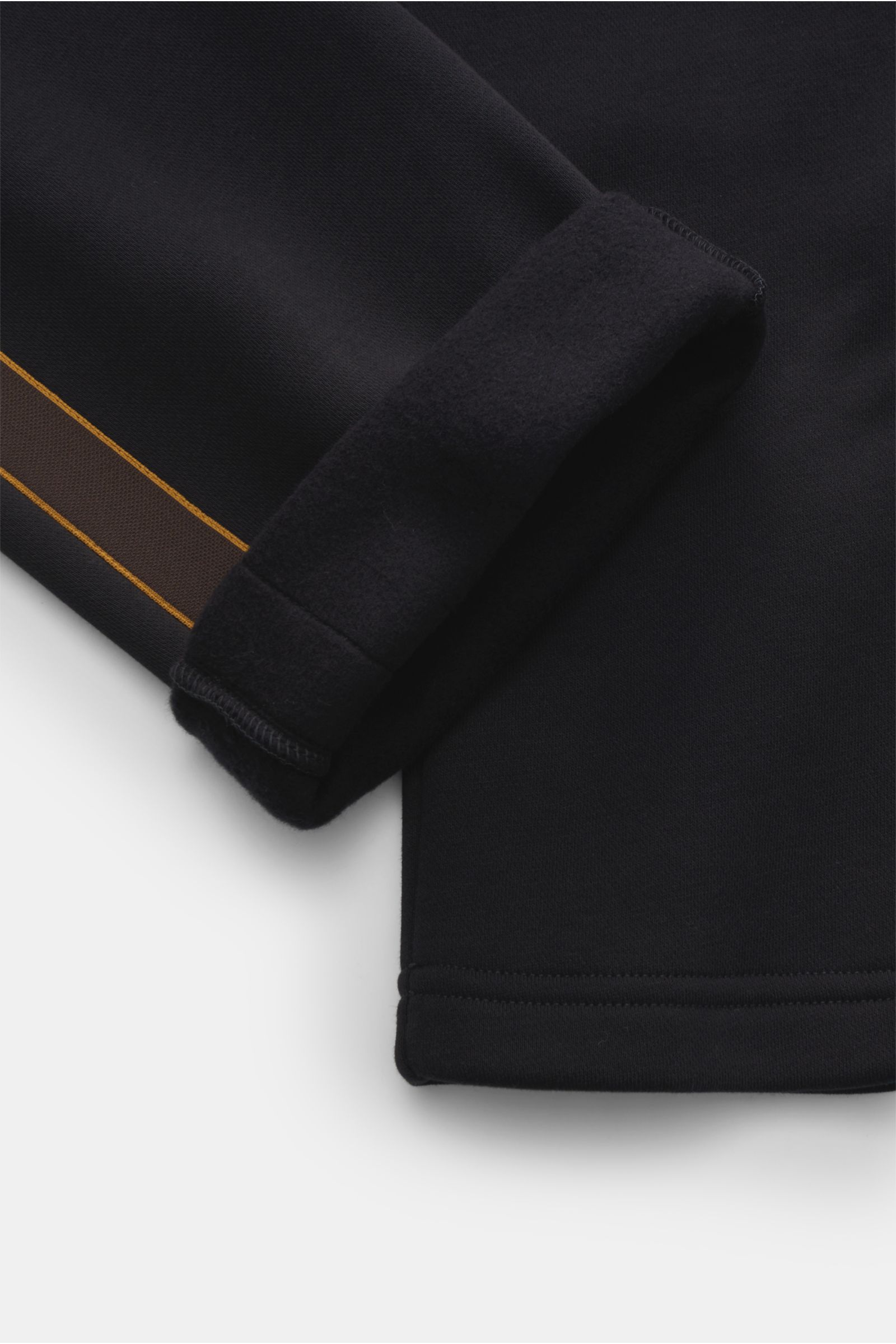 Moorer Sweathose 'Jaiden' dark navy, Detailaufnahme vom Bein mit umgeschlagenem Saum, Slim Fit, Baumwolle, elastischer Bund, Kontraststreifen, französische Taschen, Gesäßtasche mit Druckknopf.