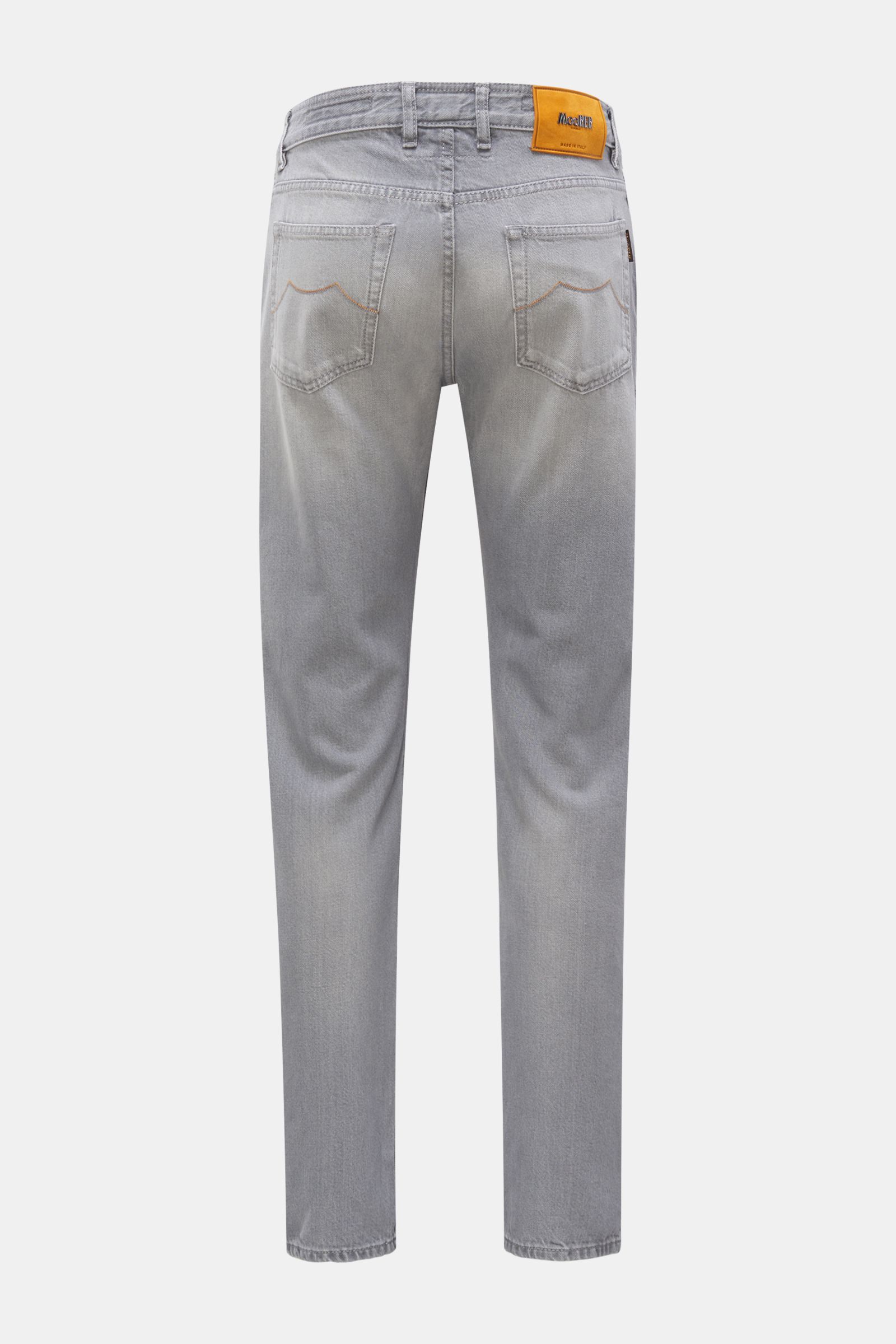 Moorer Jeans 'Pavel' hellgrau, Rückansicht, Denim aus reiner Baumwolle, Slim Fit, schmal geschnittene Wade, Used-Waschung, Button Fly, Five-Pocket, Sticklogo Münztasche, Gesäßtaschen Stitching, kontrastfarbenes Leather-Patch.