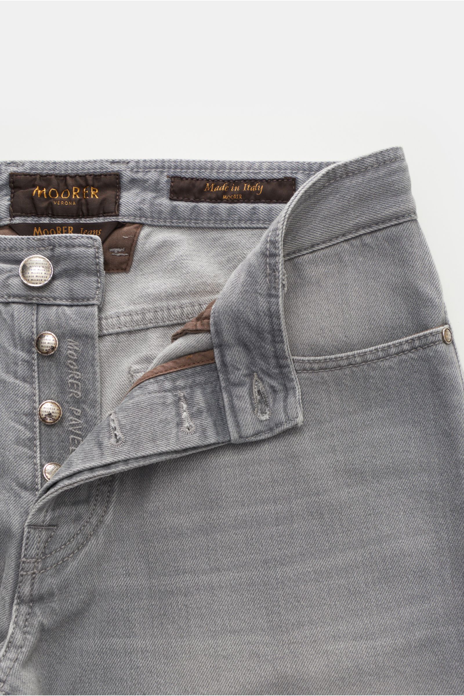 Moorer Jeans 'Pavel' hellgrau, Detailaufnahme von oben, Denim aus reiner Baumwolle, leicht griffig, Slim Fit, Button Fly, Five-Pocket-Stil, Used-Waschung.