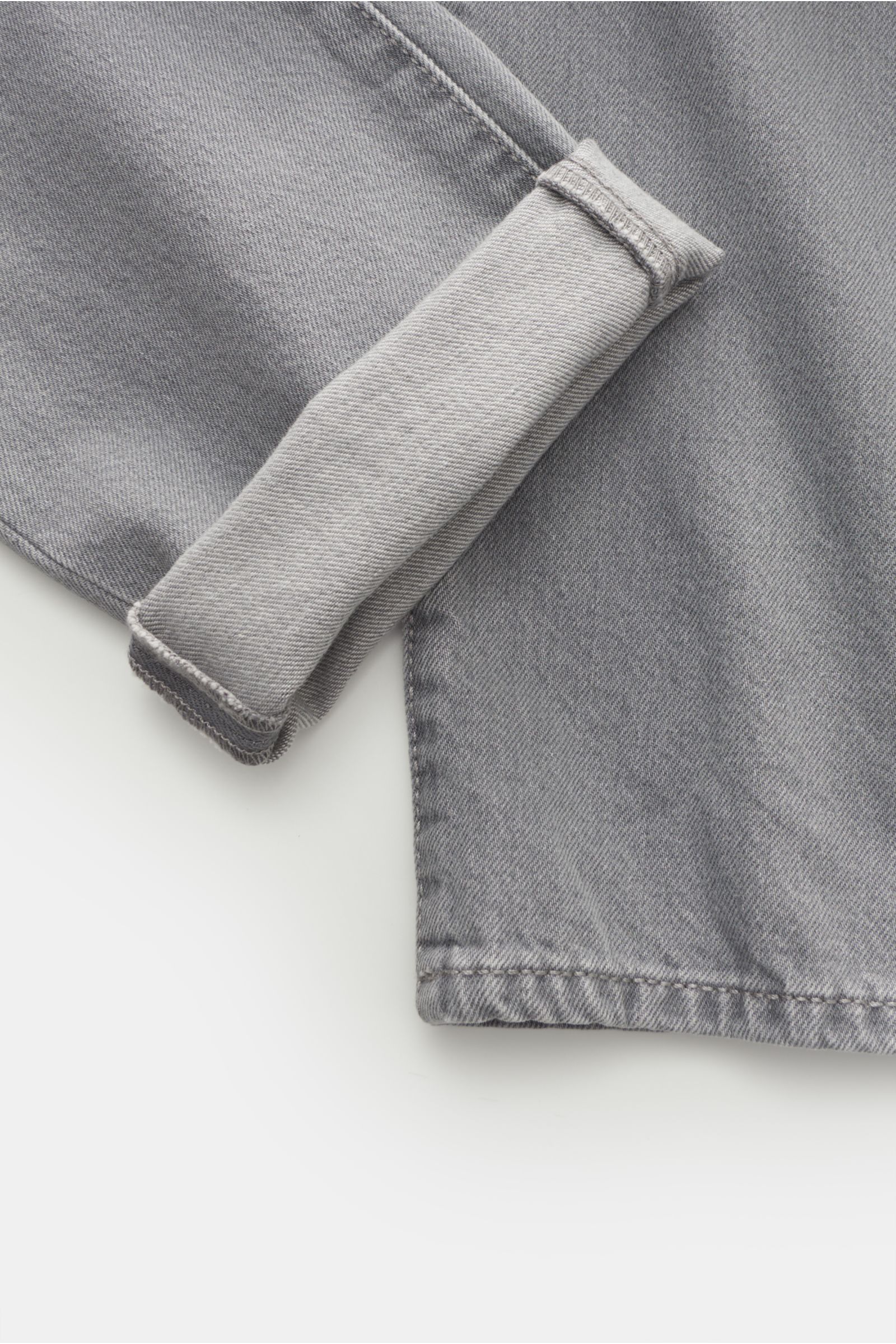 Moorer Jeans 'Pavel' hellgrau aus Denim Baumwolle mit Used-Waschung, Button Fly, Five-Pocket, schmaler Wade, Leather-Patch, Detailansicht Saum und Umschlag.