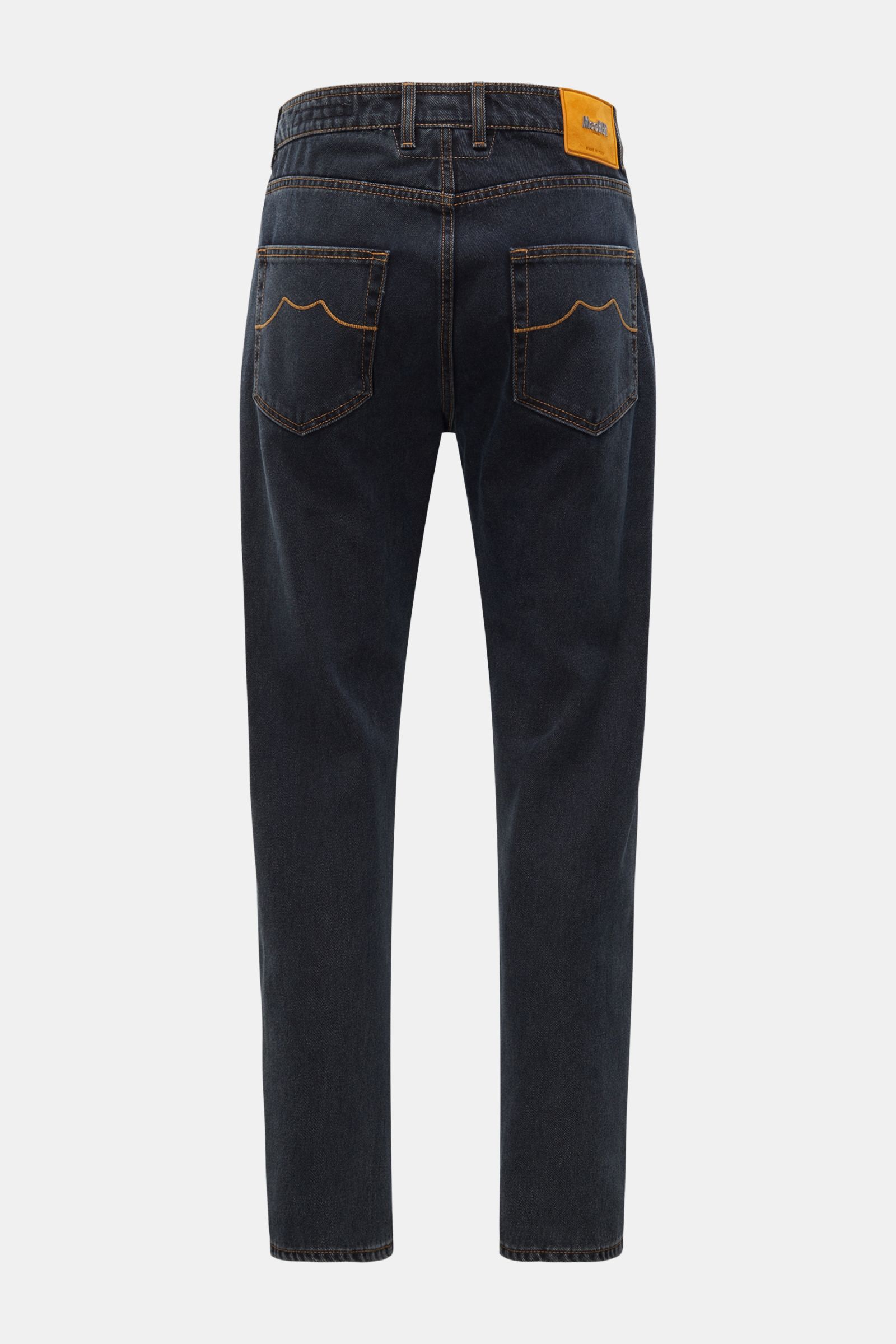 Moorer Jeans 'Woody' dunkelgrau, Rückansicht, Denim aus reiner Baumwolle, leicht griffig, dezente Used-Waschung, Tapered Fit, kurzer Schnitt, Button Fly, Five-Pocket, Sticklogo Münztasche, Gesäßtaschen mit Stitching, kontrastfarbenes Leather-Patch.