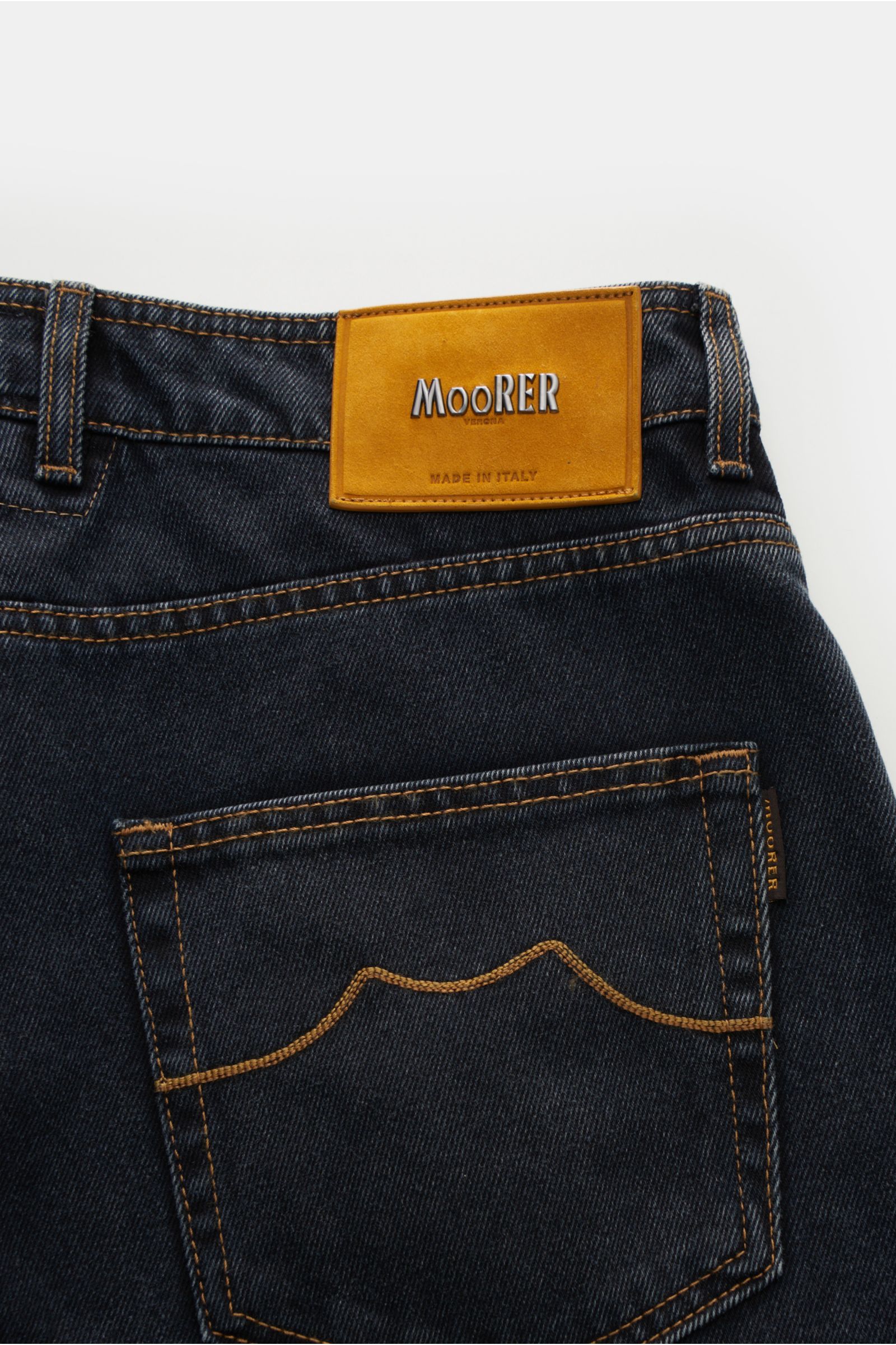 Moorer Jeans 'Woody' dunkelgrau Rückansicht mit Five-Pocket-Stil, Münztasche mit Sticklogo, Gesäßtaschen-Stitching, Button Fly, kurzem Schnitt, Tapered Fit, Denim aus reiner Baumwolle, leicht griffige Haptik, dezenter Used-Waschung, kontrastfarbigem Leath