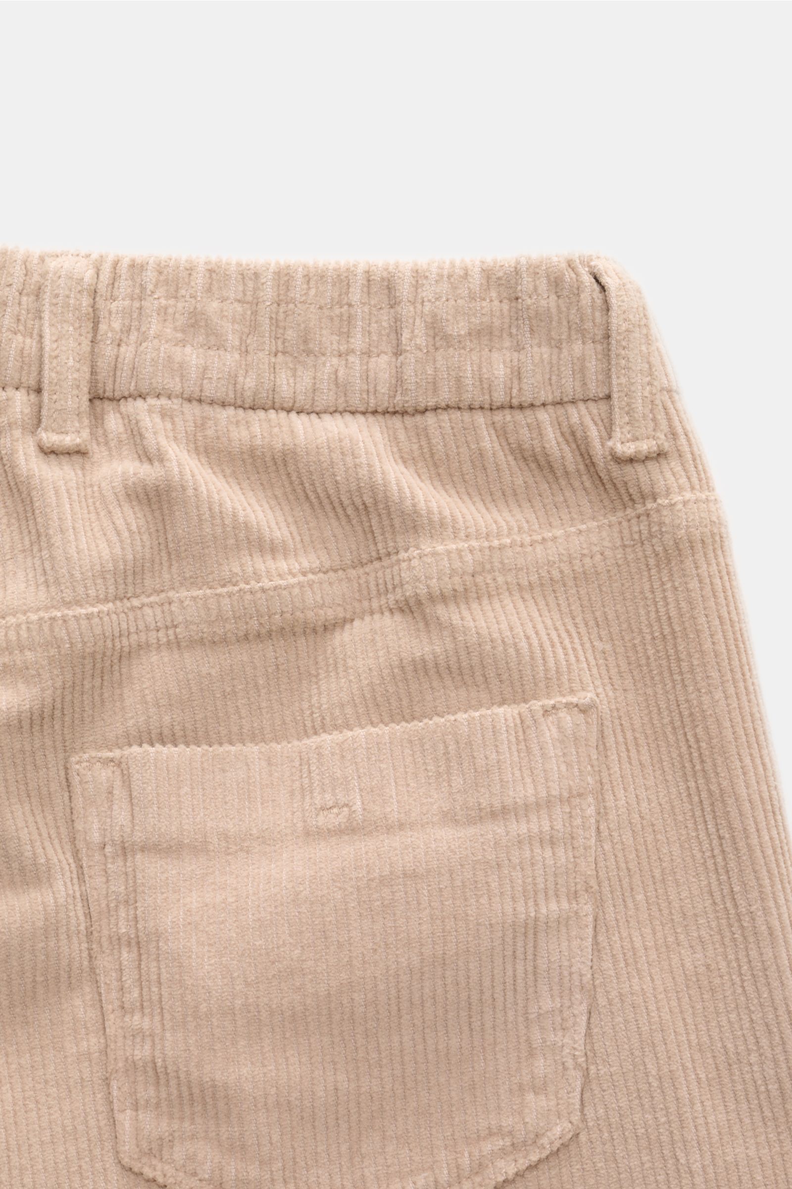 Ace Denim Cord-Jogpants beige aus reiner Baumwolle mit französischer Tasche, elastischem Bund und Slim Fit, Detailaufnahme Rückseite.
