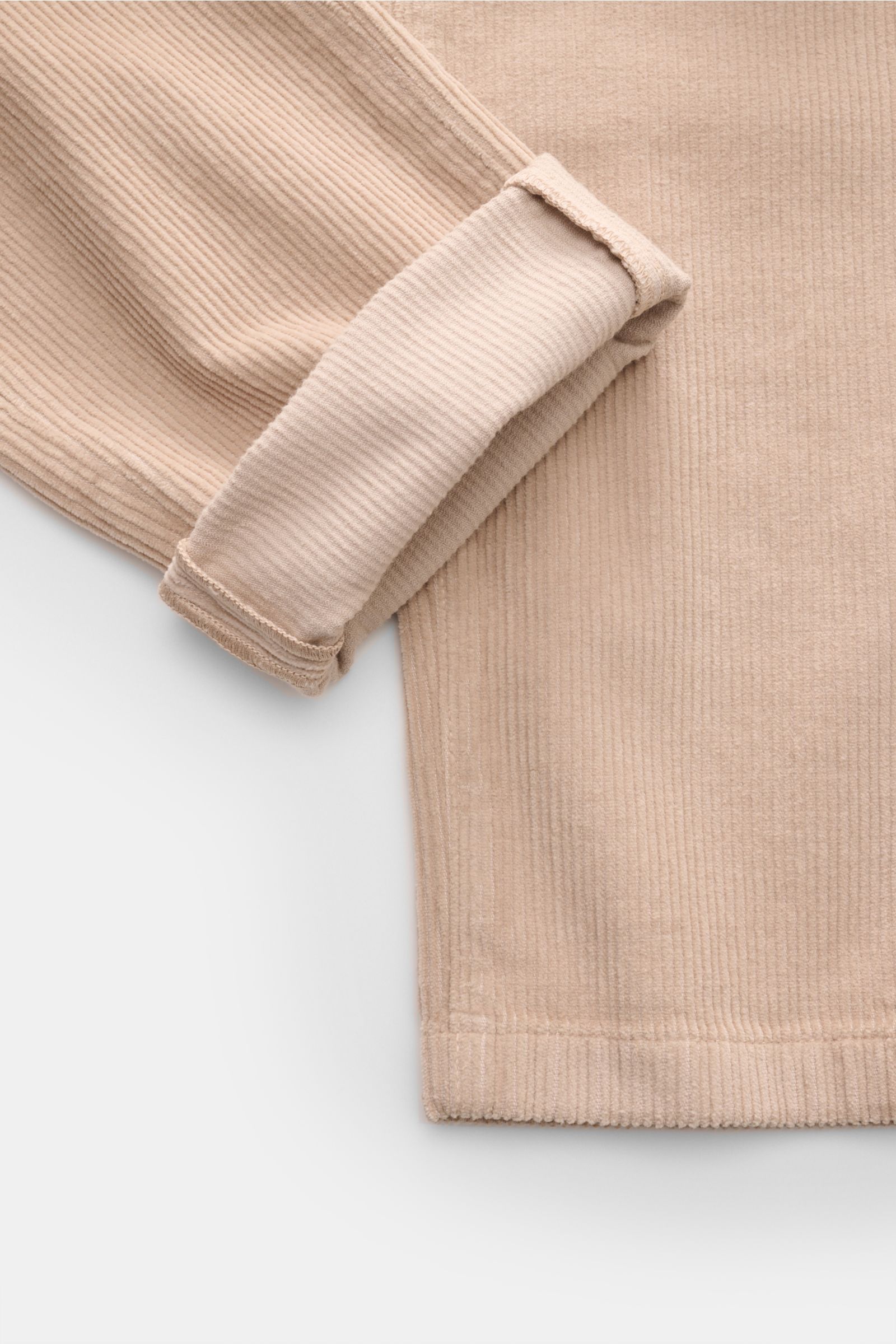 Beige Ace Denim Cord-Jogpants aus reiner Baumwolle, Slim Fit, schmal zulaufend, Detailaufnahme des weichen Cordstoffs und Saum von oben.