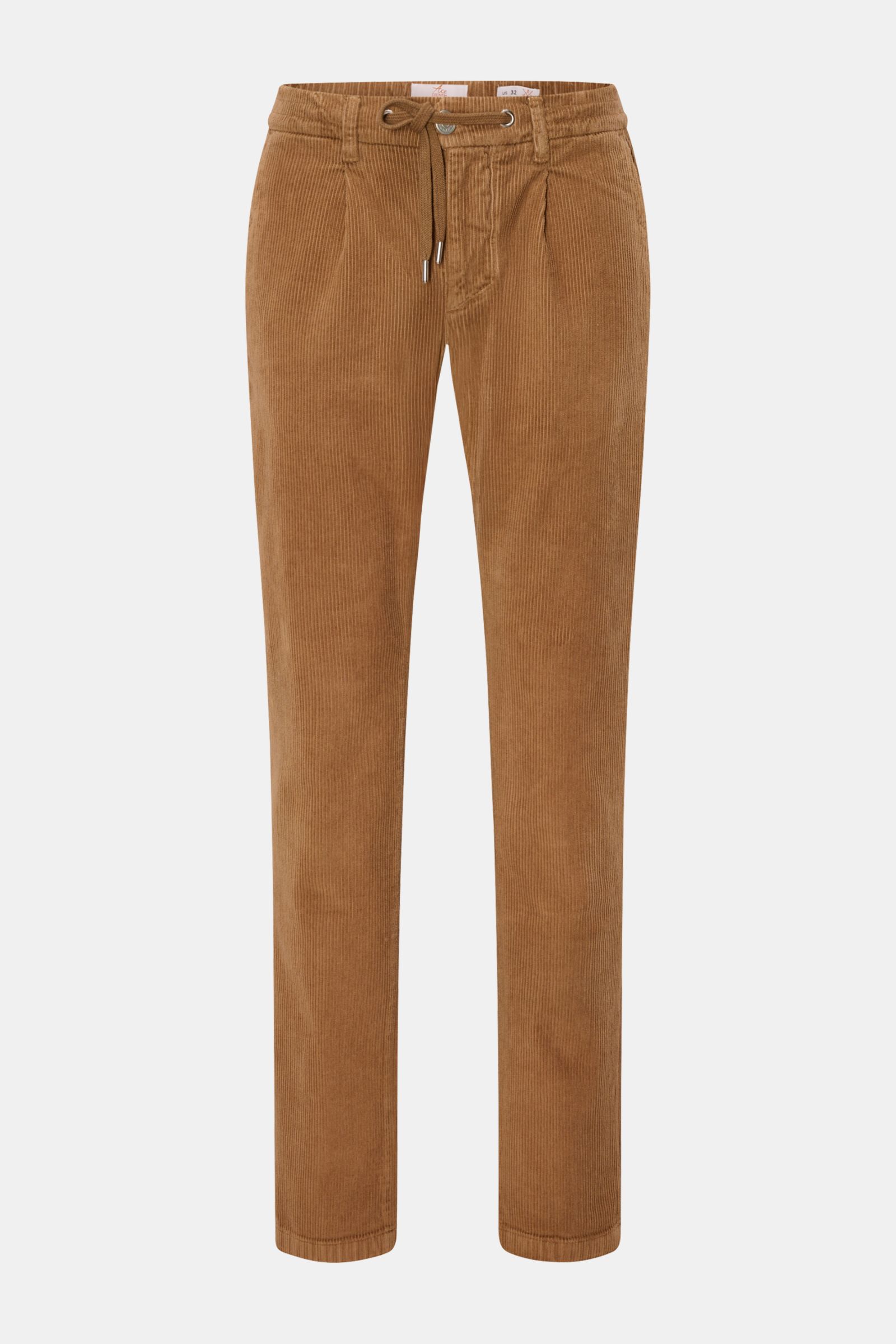 Ace Denim Cord-Jogpants camel aus reiner Baumwolle, slim Fit, schmal zulaufend, mit elastischem Bund, Tunnelzug, Bundknopf, Reißverschluss und französischen Taschen, Frontansicht.