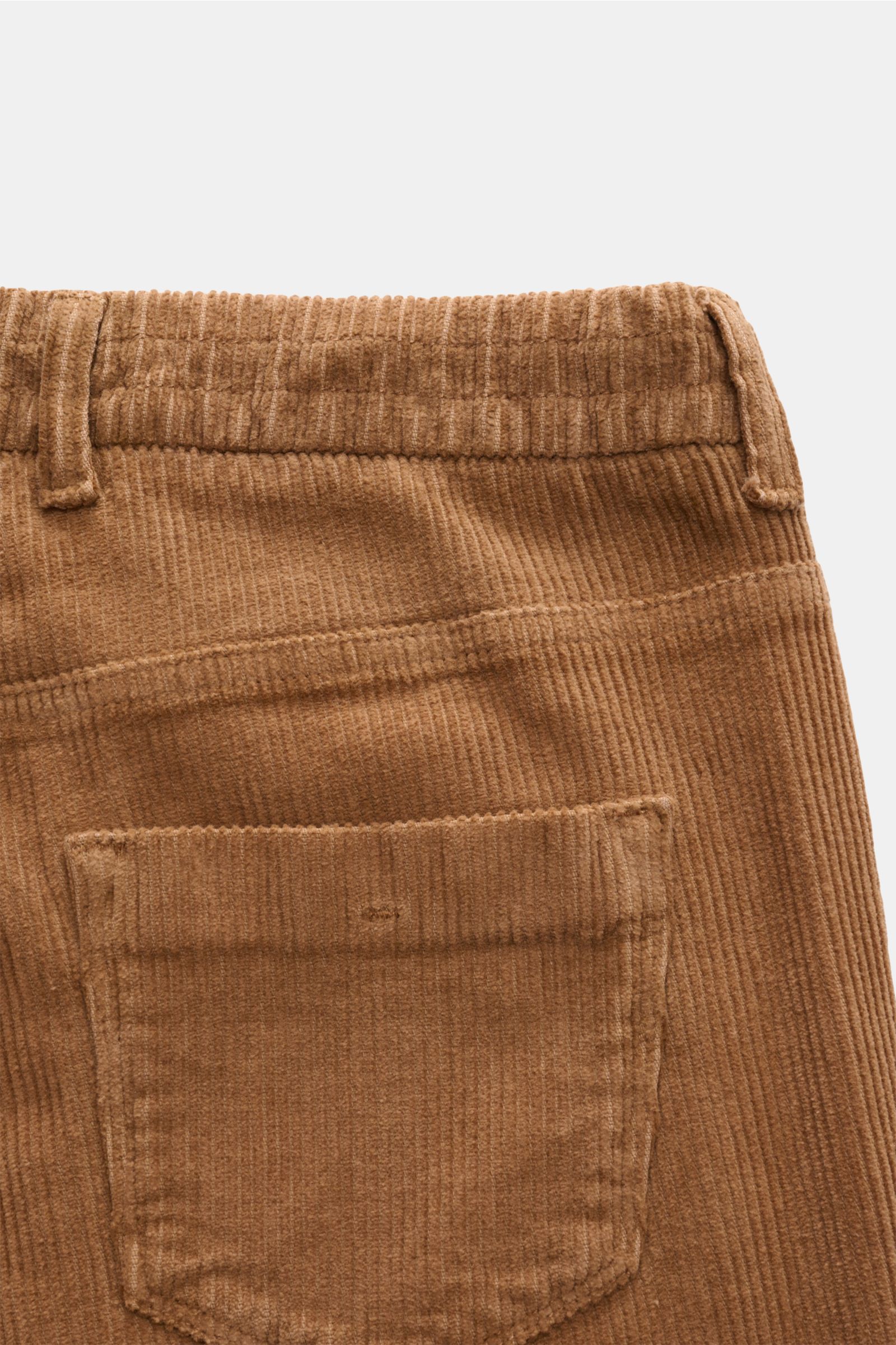 Ace Denim Cord-Jogpants camel aus reiner Baumwolle, Slim Fit, schmal zulaufend mit elastischem Bund, Bundknopf, Reißverschluss und französischer Tasche, Rückansicht.