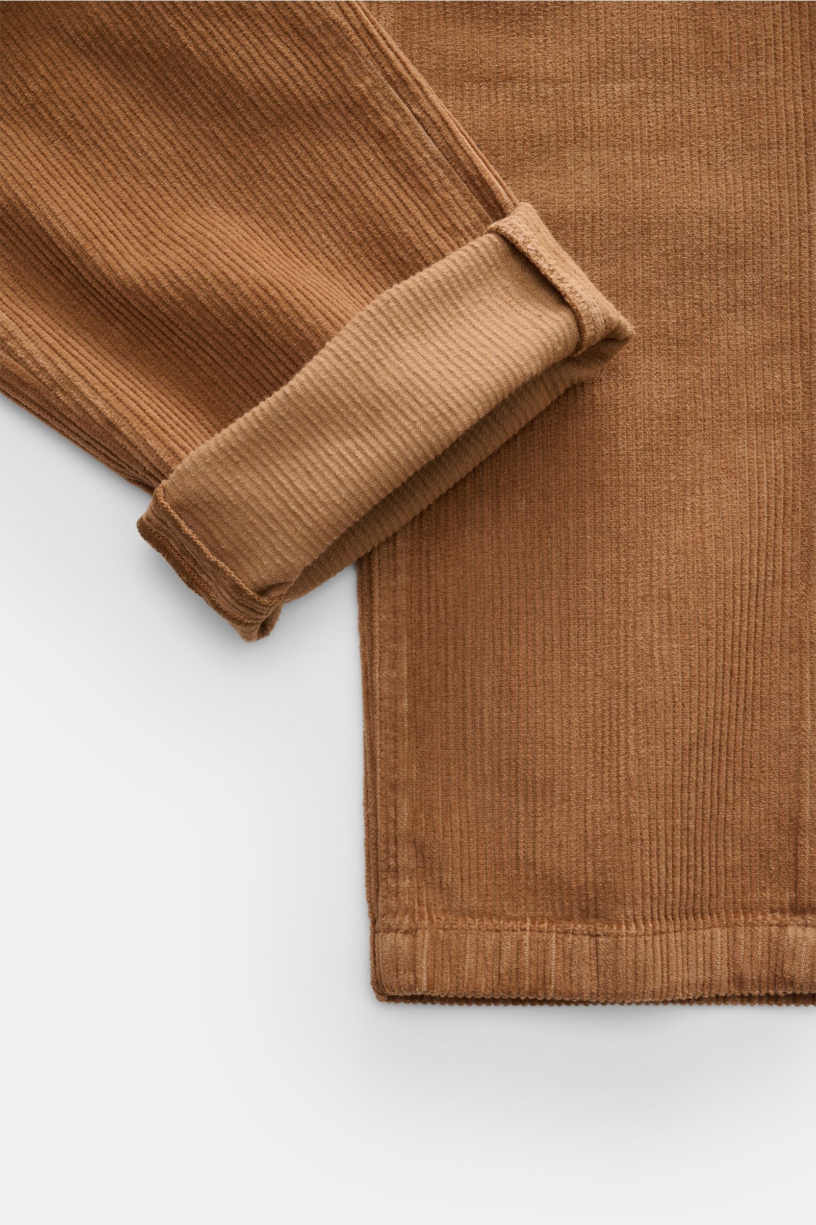 Nahaufnahme der Ace Denim Cord-Jogpants camel in Slim Fit, schmal zulaufend mit weichem Griff, französischen Taschen und Umschlag am Bein.