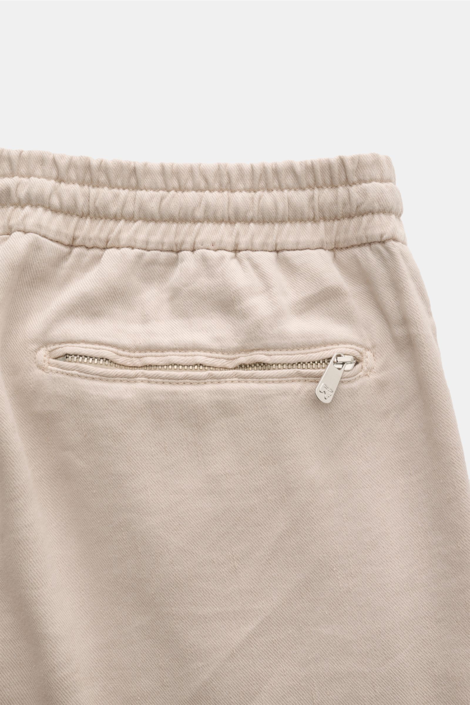 Marco Pescarolo Jogpants 'Caracciolo' beige, Detail-Rückansicht mit elastischem Bund, Tunnelzug, paspelierter Reißverschluss-Gesäßtasche, Leinen-Mix.