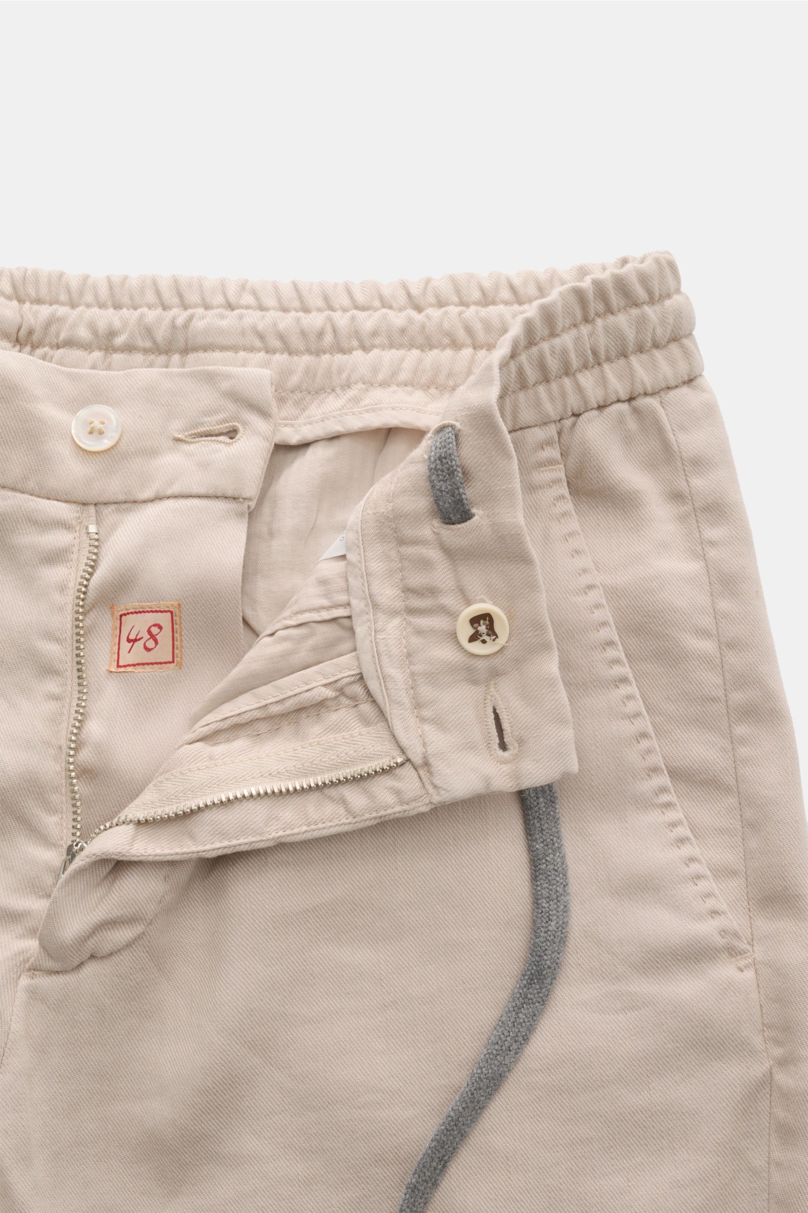 Marco Pescarolo Jogpants 'Caracciolo' beige, Nahaufnahme von Bund mit Reißverschluss, elastischem Tunnelzug, Bundknopf, leichter Leinen-Mischung.