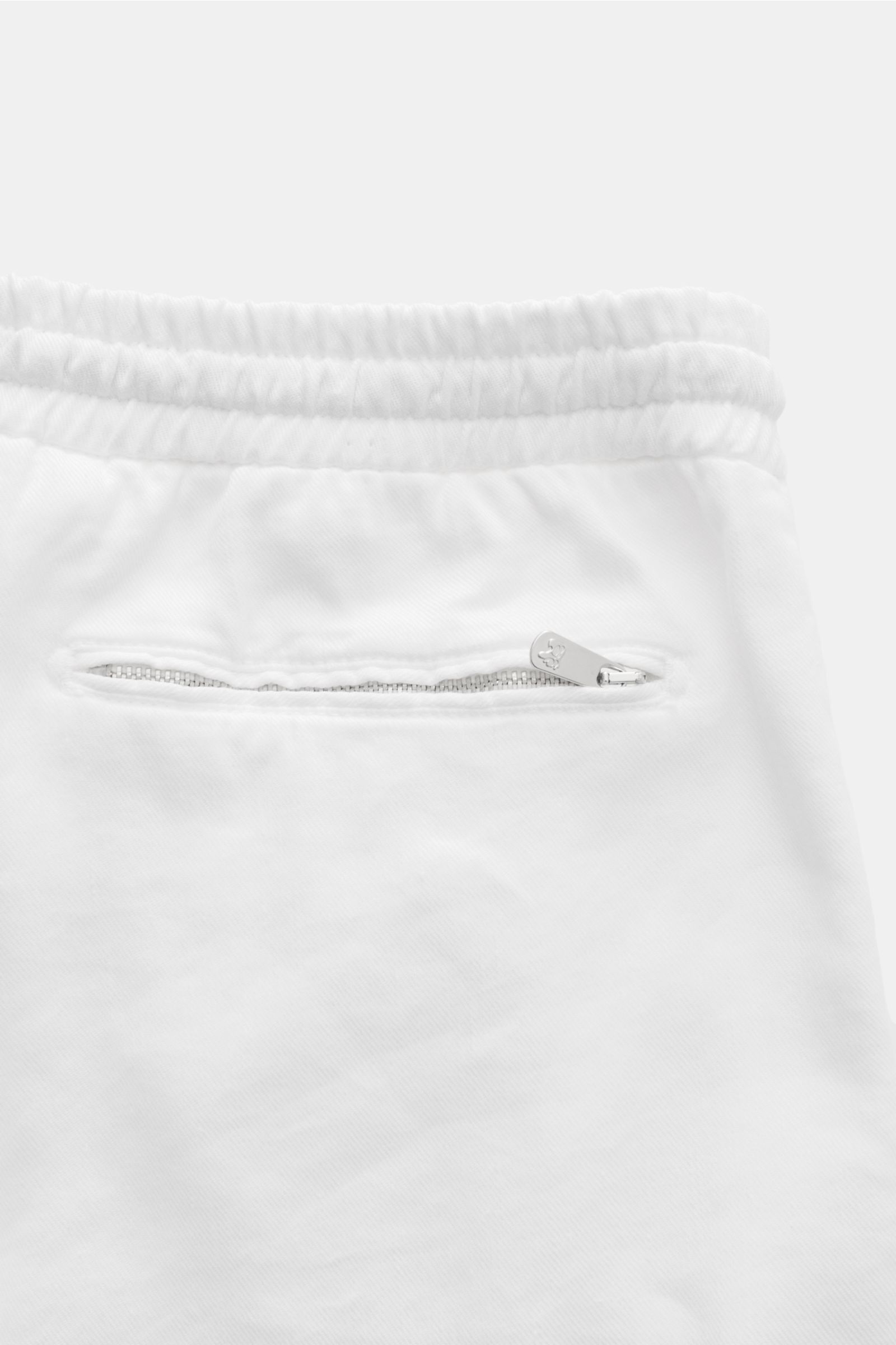 Marco Pescarolo Jogpants 'Caracciolo' weiß, Detailaufnahme der Rückseite mit elastischem Bund, Tunnelzug und paspelierter Reißverschlusstasche.