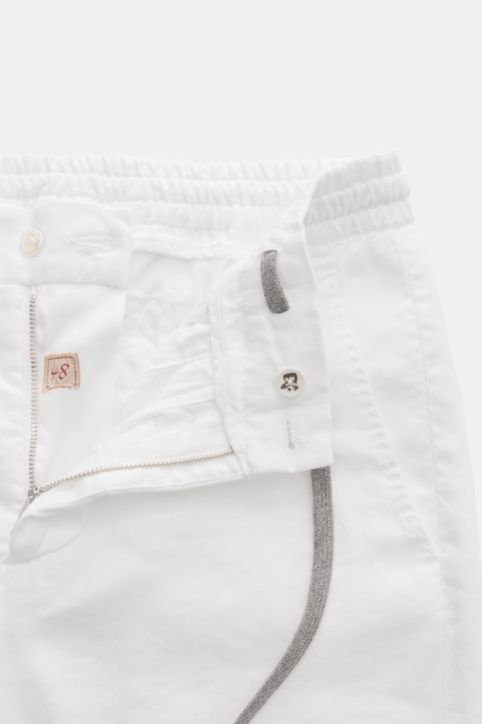 Marco Pescarolo Jogpants 'Caracciolo' weiß, Frontansicht mit offenem Reißverschluss, elastischem Bund, feiner Leinen-Mischung, schmal zulaufend, französischen Taschen.