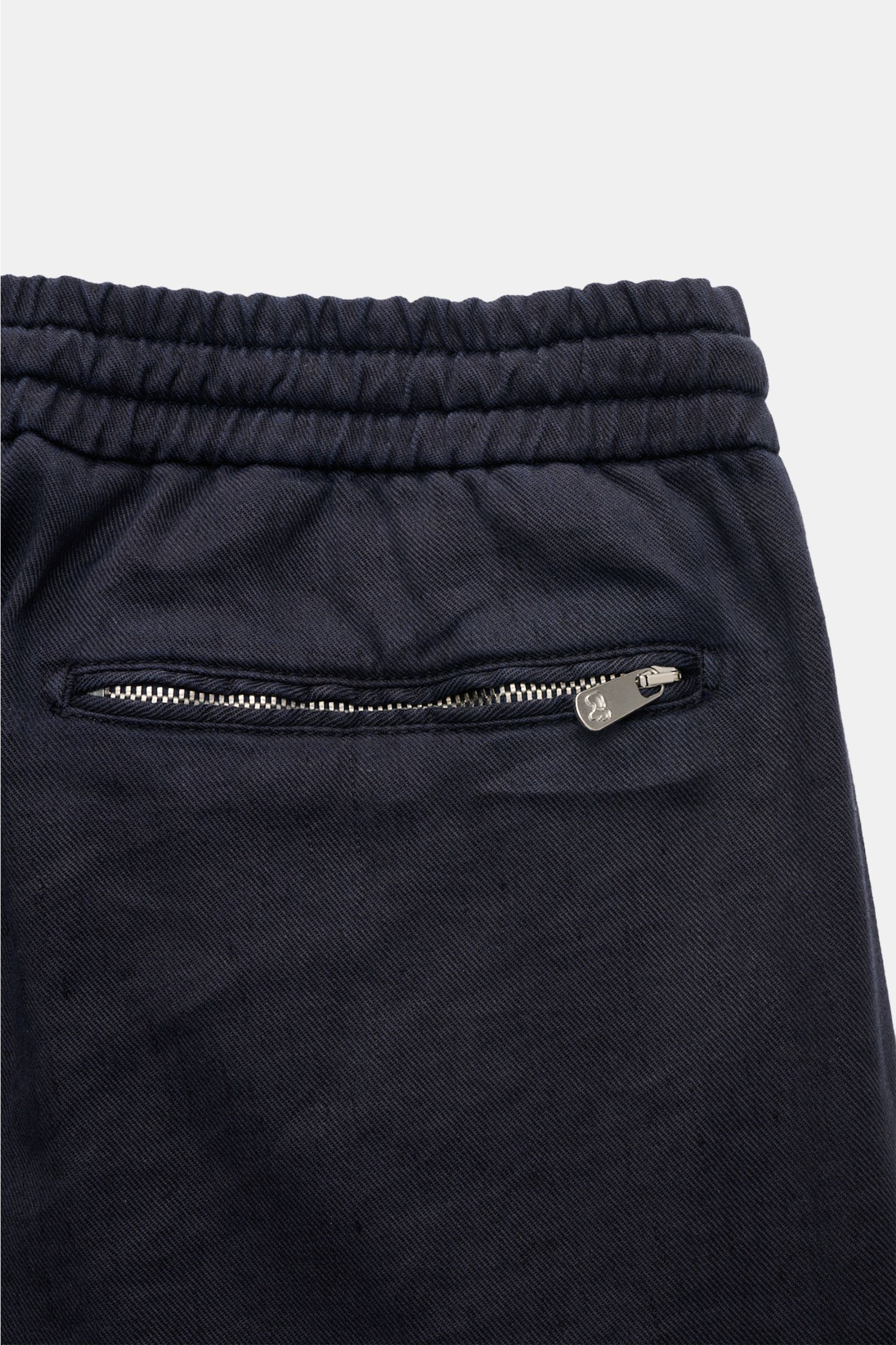Close-up rear view of Marco Pescarolo Jogger pants 'Caracciolo' navy showing elastic waistband and zippered back pocket, linen blend.

The elegant jogger pants 'Caracciolo' by Italian fashion label MARCO PESCAROLO combine a lightweight linen blend with