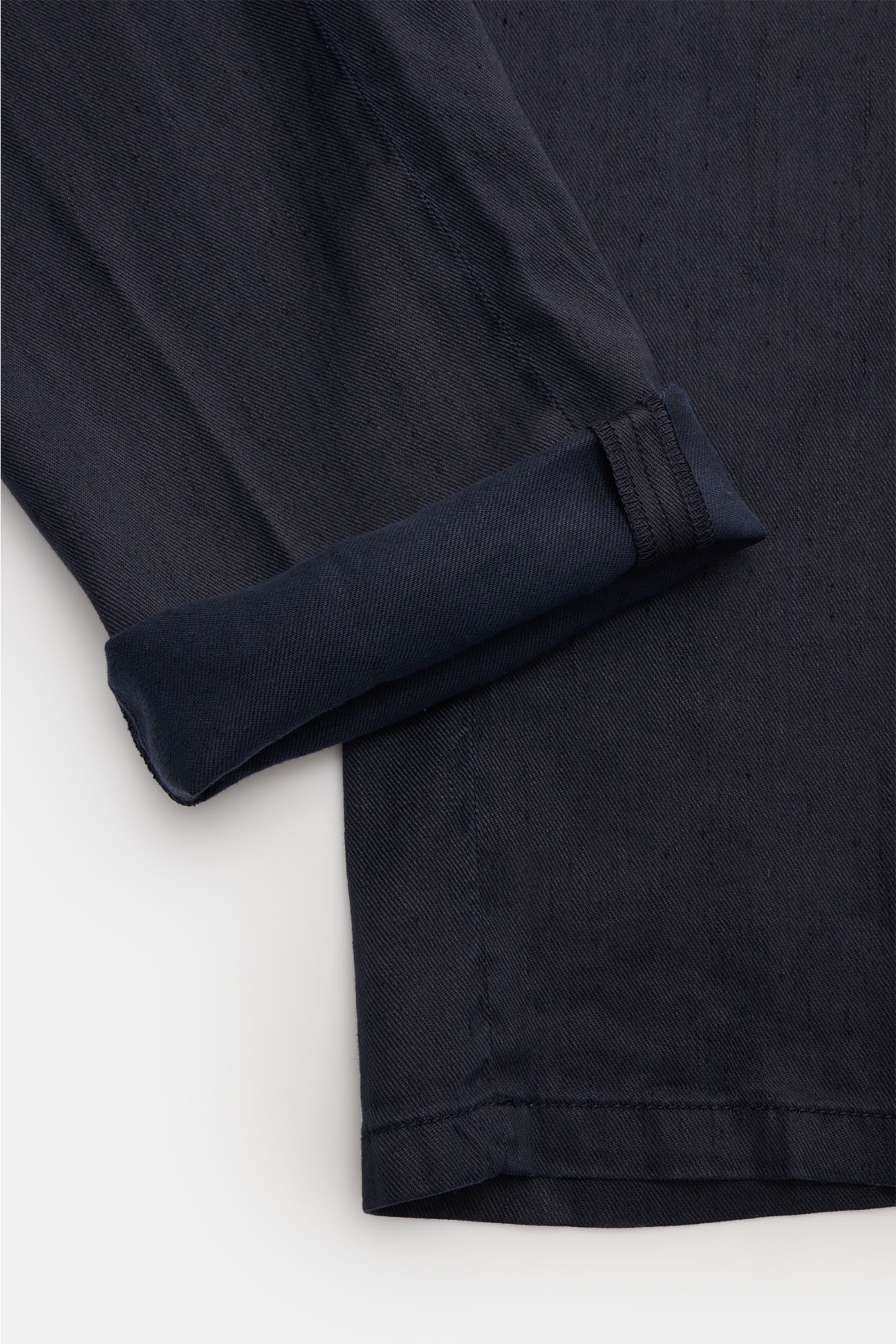 Close-up front view of the cuff and lower leg of Marco Pescarolo Jogger pants 'Caracciolo' navy, showing fabric texture and stitching details.

The elegant jogger pants 'Caracciolo' by Italian fashion label MARCO PESCAROLO combine a lightweight linen b