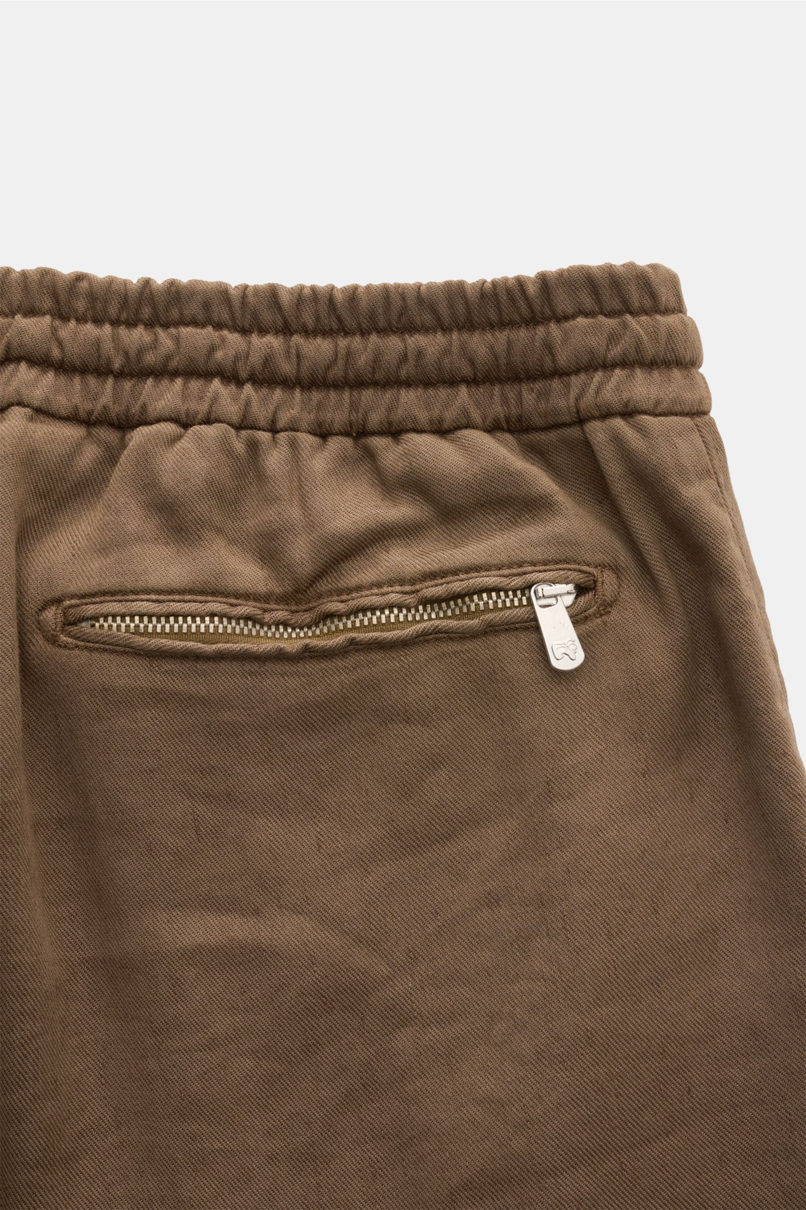 Marco Pescarolo Jogpants 'Caracciolo' braun, Detailansicht der Rückseite mit elastischem Bund, Reißverschluss-Gesäßtasche, Leinen-Mischung.