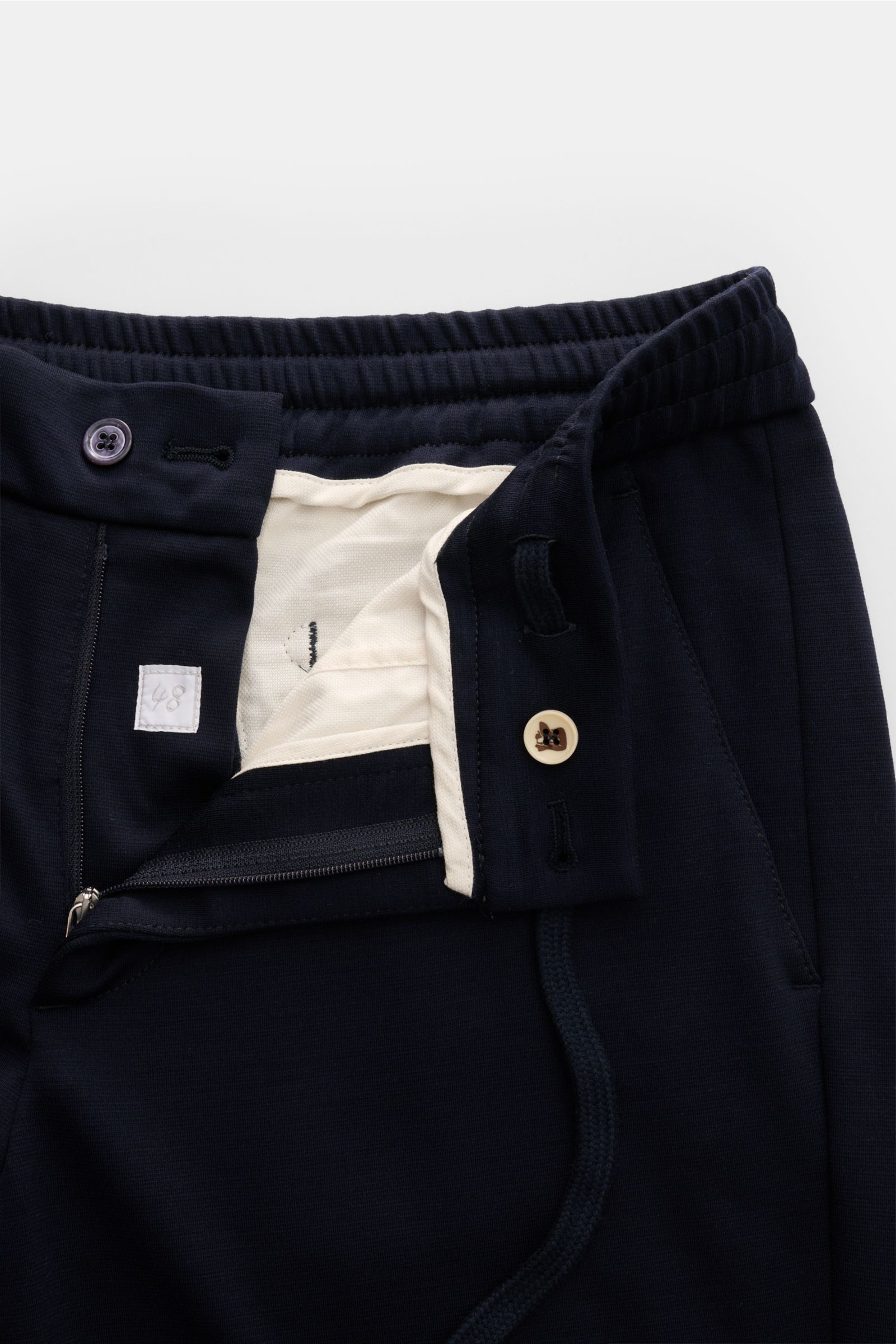 Marco Pescarolo Jogpants 'Caracciolo' dunkelbraun meliert, schmal zulaufend, Regular Fit, elastischer Bund mit Tunnelzug, Reißverschluss, Bundknopf, Detailaufnahme frontal.