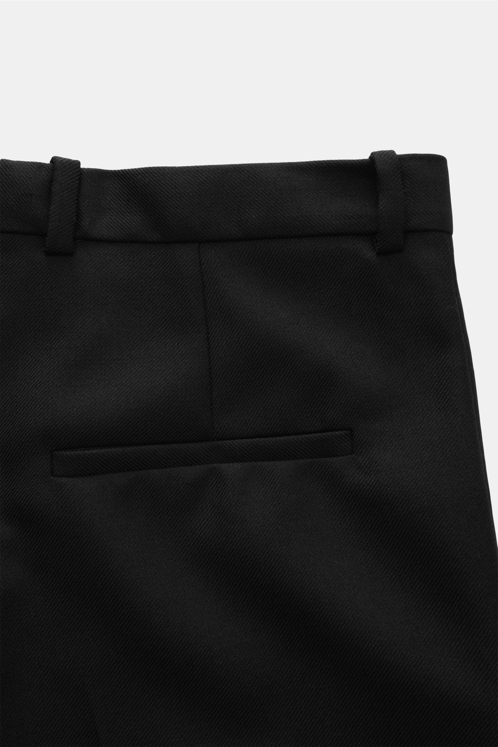 Close-up image of the back of the A.P.C. Hose 'Jim' schwarz, showing the waistband with belt loops and a single welt back pocket, photographed from a top-down perspective. Stilvoller Klassiker: Die Hose 'Jim' von A.P.C. wird mit ihrem eleganten Design zum