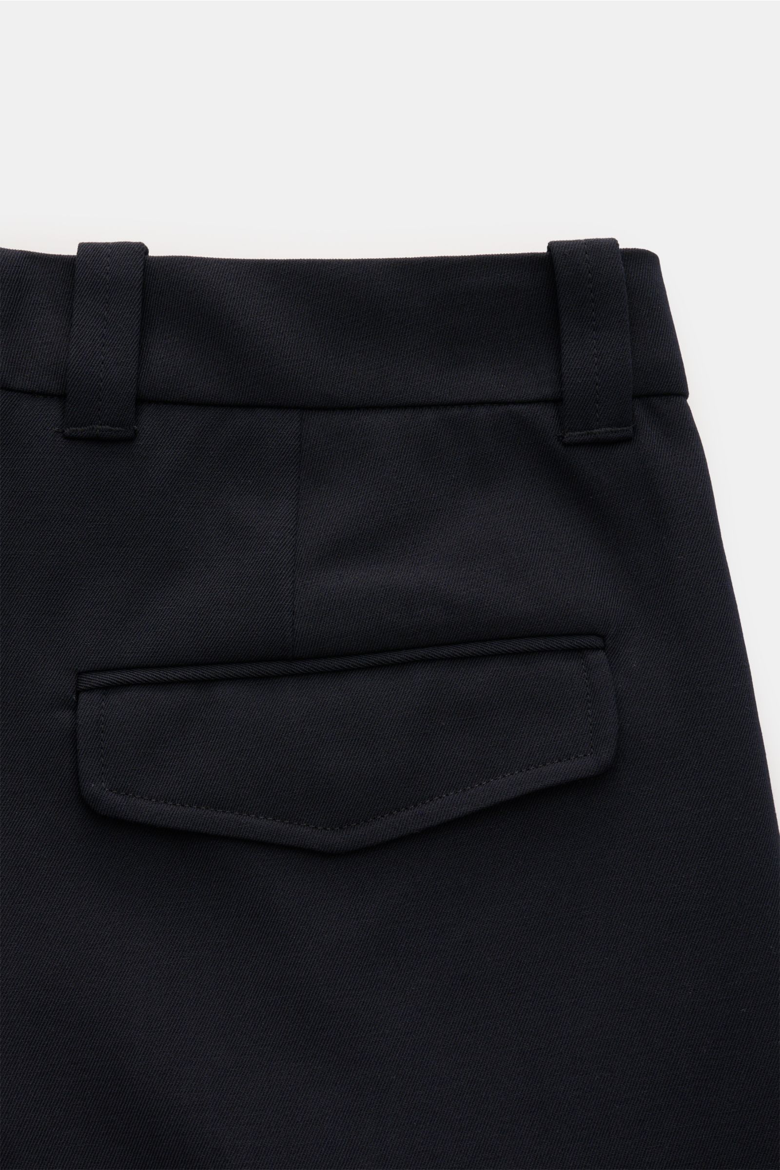 Close-up rear view of the A.P.C. Hose 'Renato' dark navy showing the high waistband with belt loops and a back pocket with flap. Stilvoller Klassiker: Die Hose 'Renato' von A.P.C. wird mit ihrem eleganten Design zum unverzichtbaren Essential in Ihrer Gard