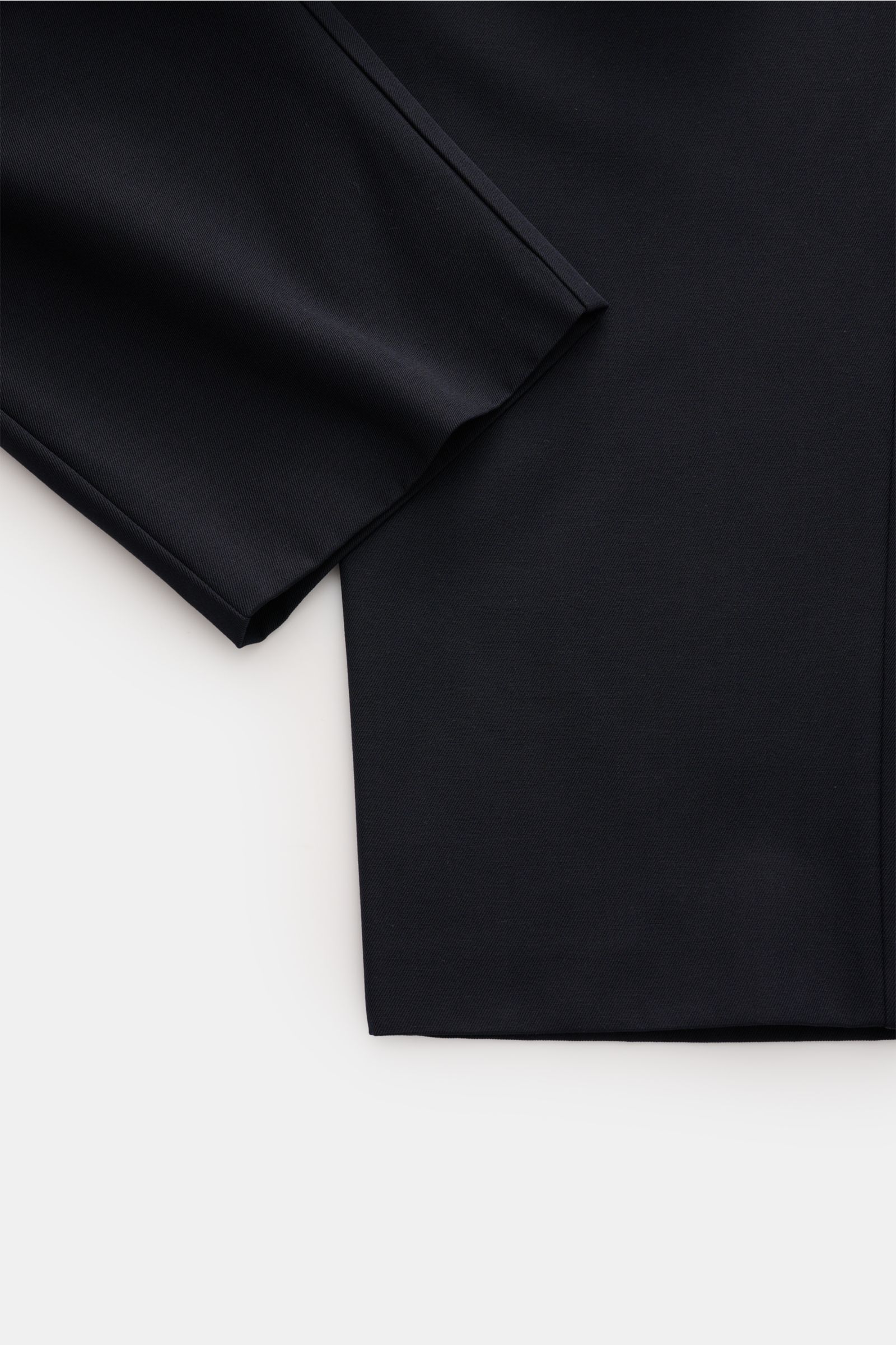 A.P.C. Hose 'Renato' dark navy shown from a close-up top-down view of the tapered, knöchellang hem and fabric texture. Stilvoller Klassiker: Die Hose 'Renato' von A.P.C. wird mit ihrem eleganten Design zum unverzichtbaren Essential in Ihrer Garderobe. Mix