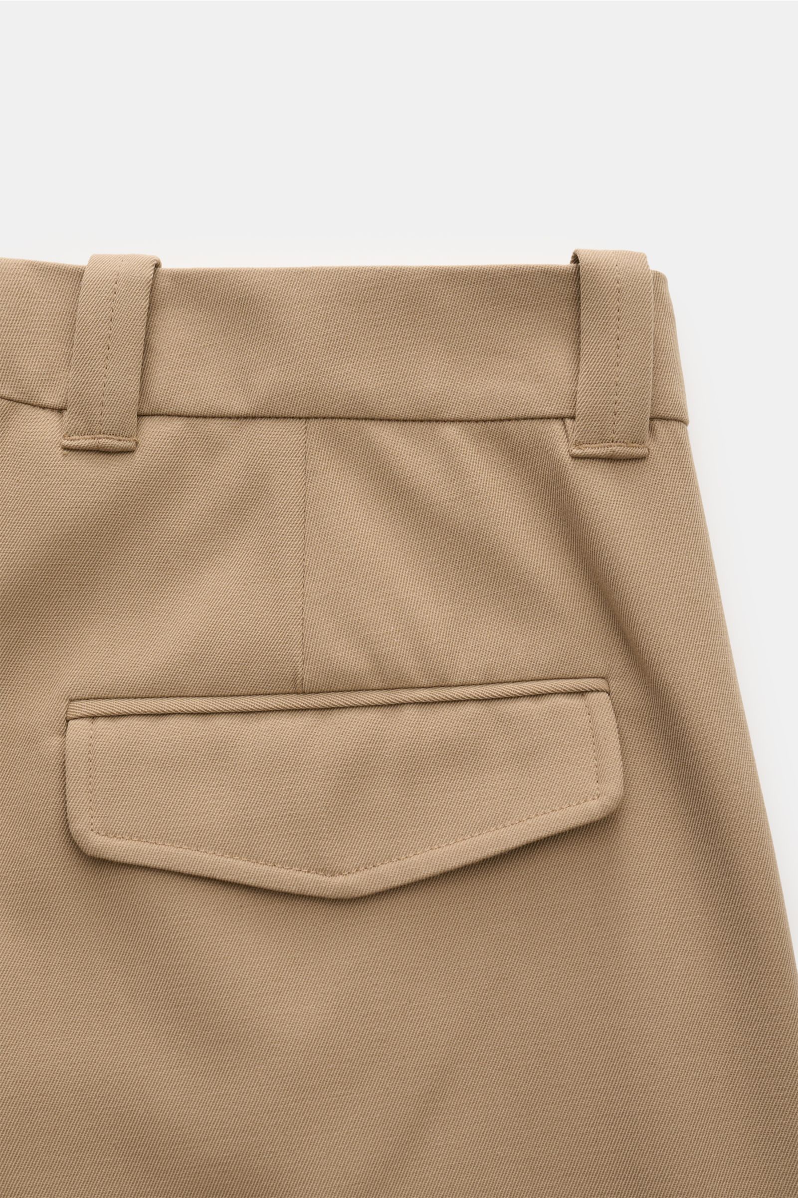 Close-up view of the back pocket and waistband of the A.P.C. Hose 'Renato' camel, a stylish classic made from a wool and microfiber mix with a slightly textured feel. Stilvoller Klassiker: Die Hose 'Renato' von A.P.C. wird mit ihrem eleganten Design zu