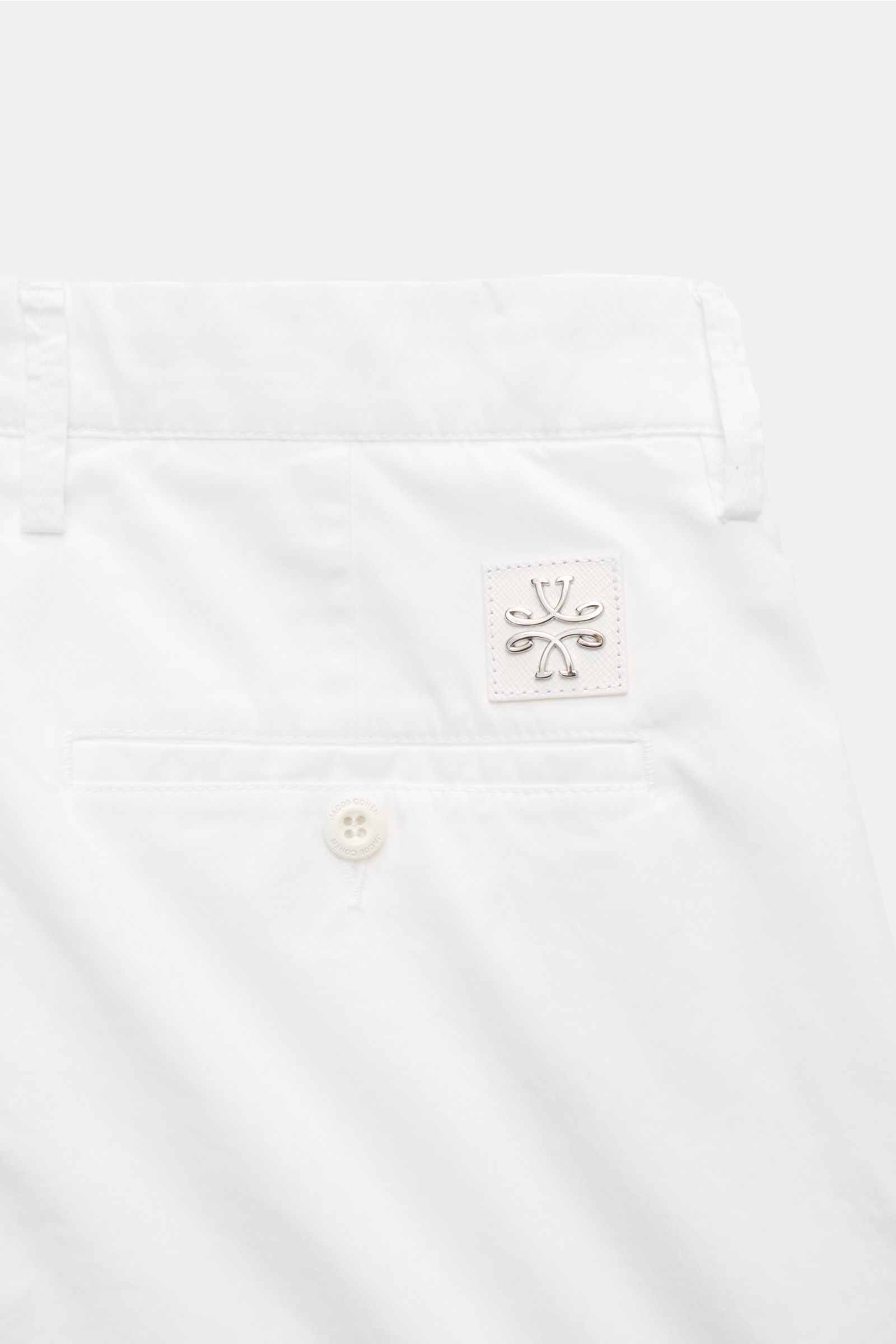 Jacob Cohen Chino 'Bobby' weiß, schmal zulaufend und slim fit, aus weichem, elastischem Baumwoll-Twill, Rückansicht mit Knopf- & Münztasche.
