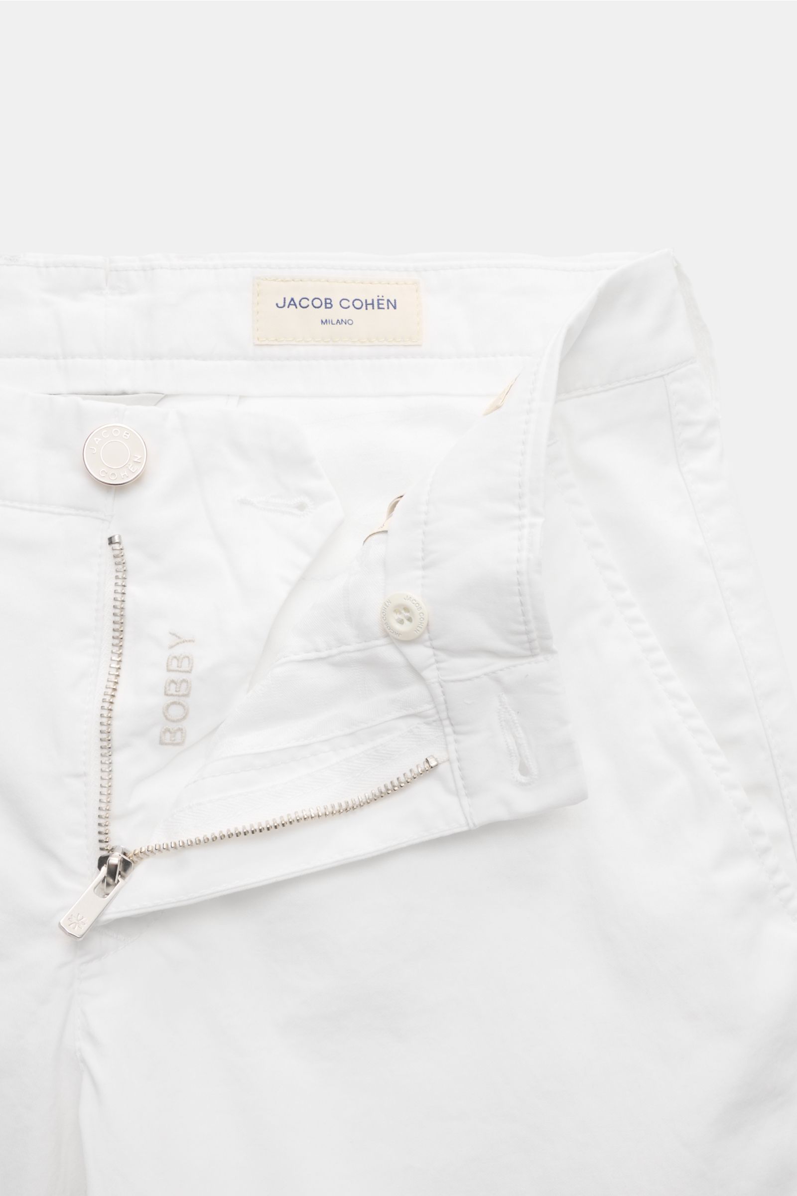 Jacob Cohen Chino 'Bobby' weiß in Nahaufnahme von oben, Baumwoll-Twill, Stretch, Slim Fit, Reißverschluss, Bundknopf, französische Taschen.
