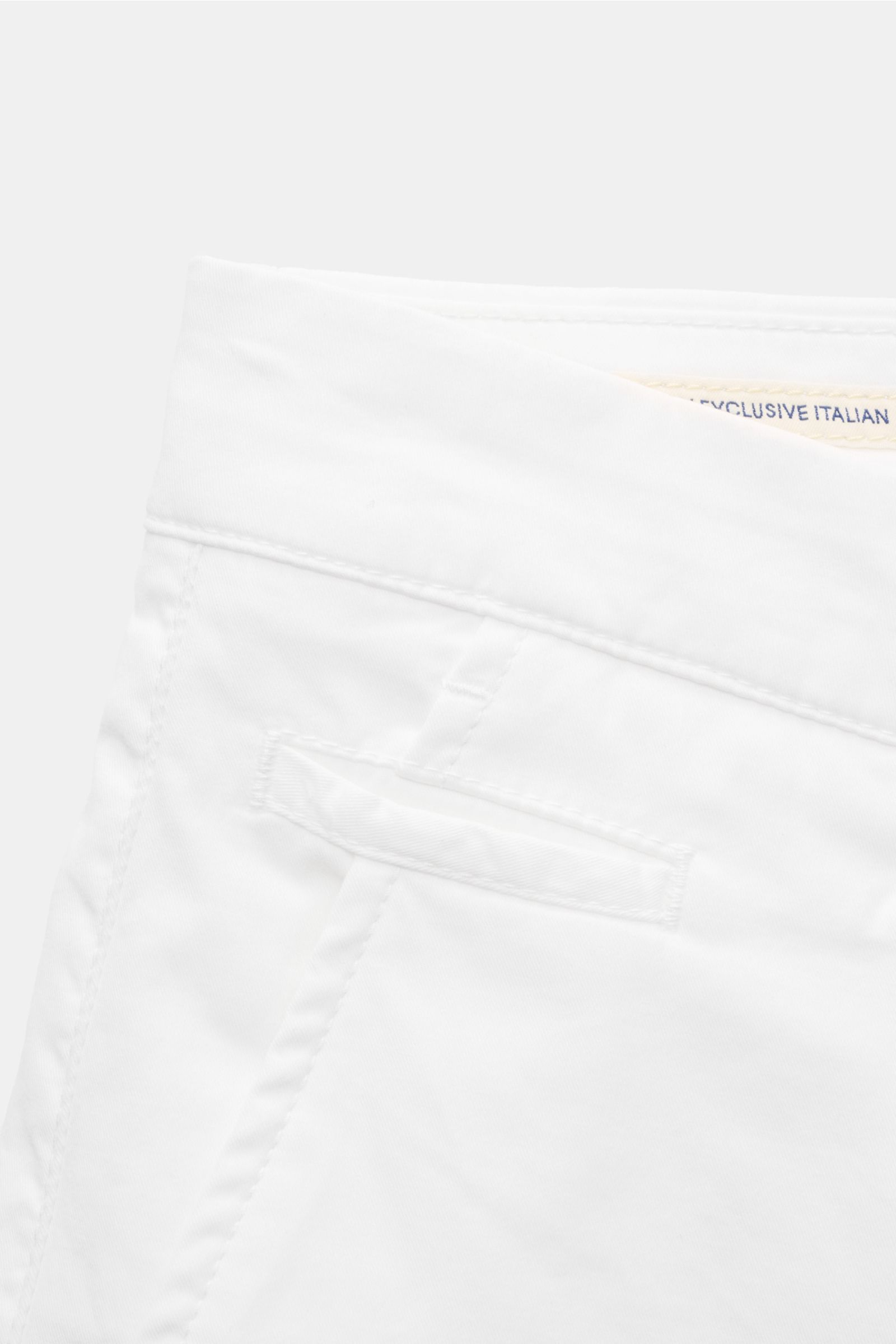 Jacob Cohen Chino 'Bobby' weiß, Detailaufnahme der schmal zulaufenden Bund- und Gesäßtasche aus elastischem Baumwoll-Twill, Slim Fit.