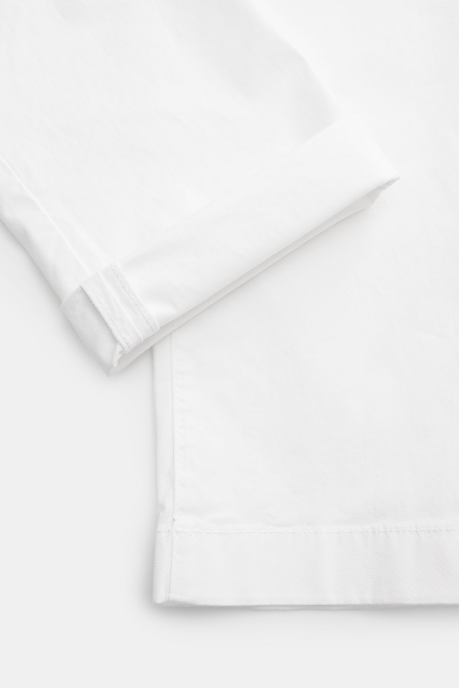 Jacob Cohen Chino 'Bobby' weiß, Detailaufnahme von schmal zulaufendem Bein aus Baumwoll-Twill mit Stretch, weichem Griff und feiner Verarbeitung.