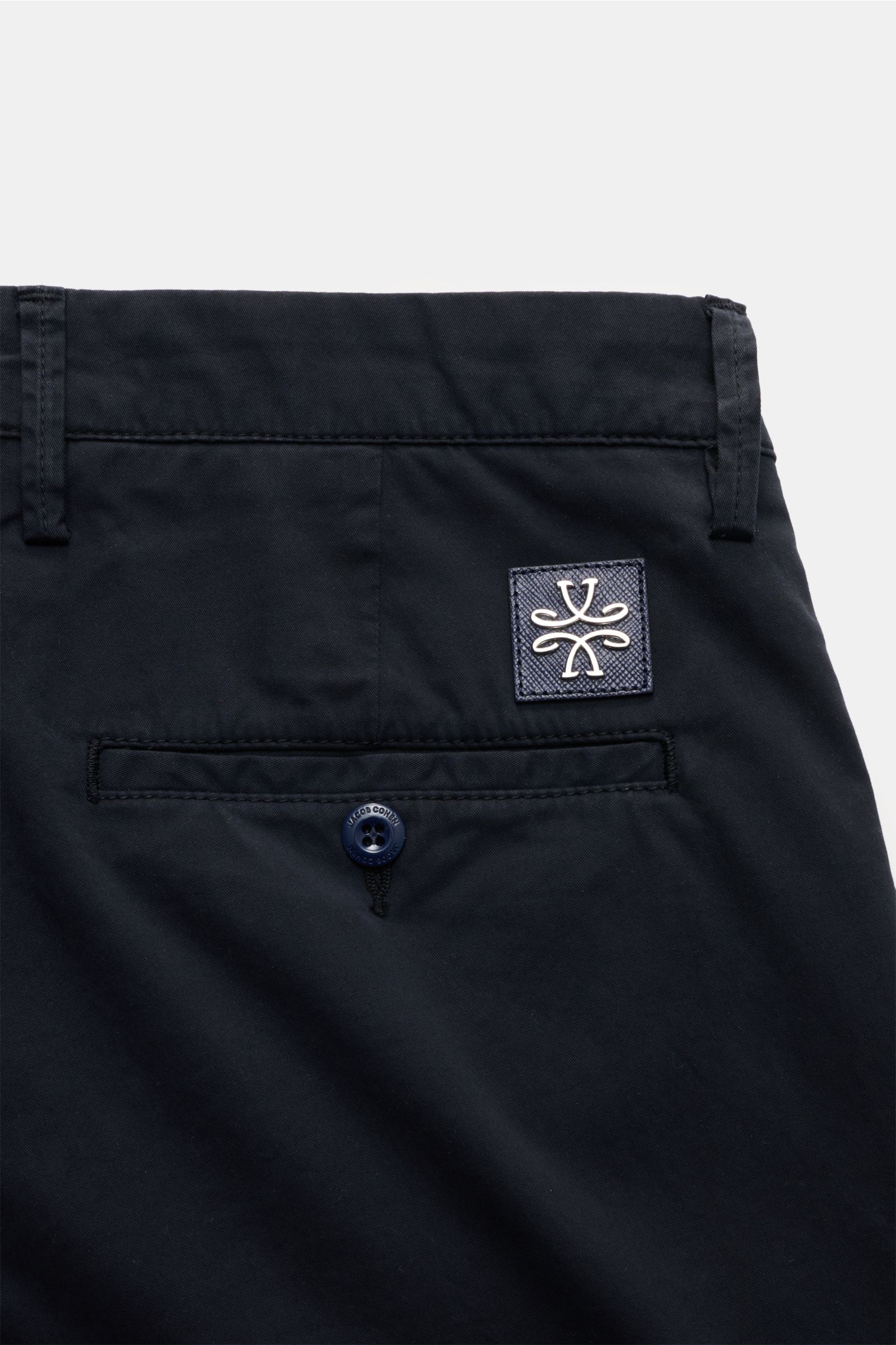Jacob Cohen Chino 'Bobby' navy, Detailaufnahme Rückseite mit Knopf-Gesäßtasche, feiner Baumwoll-Twill, elastisch, slim fit, Patch