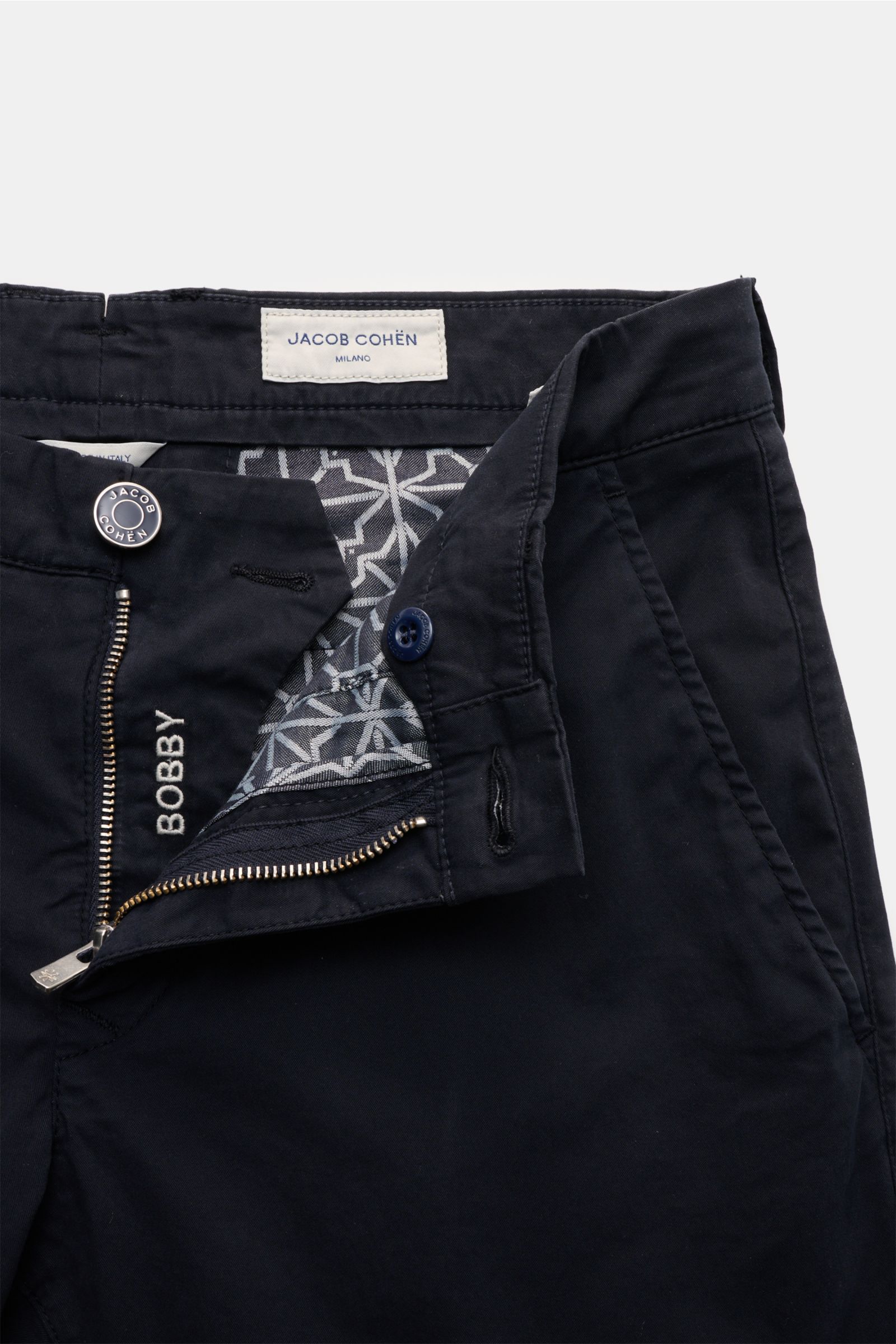 Jacob Cohen Chino 'Bobby' navy, schmal geschnitten, Baumwoll-Twill mit Stretch, Reißverschluss, Bundknopf, französische Taschen, Nahaufnahme oben.