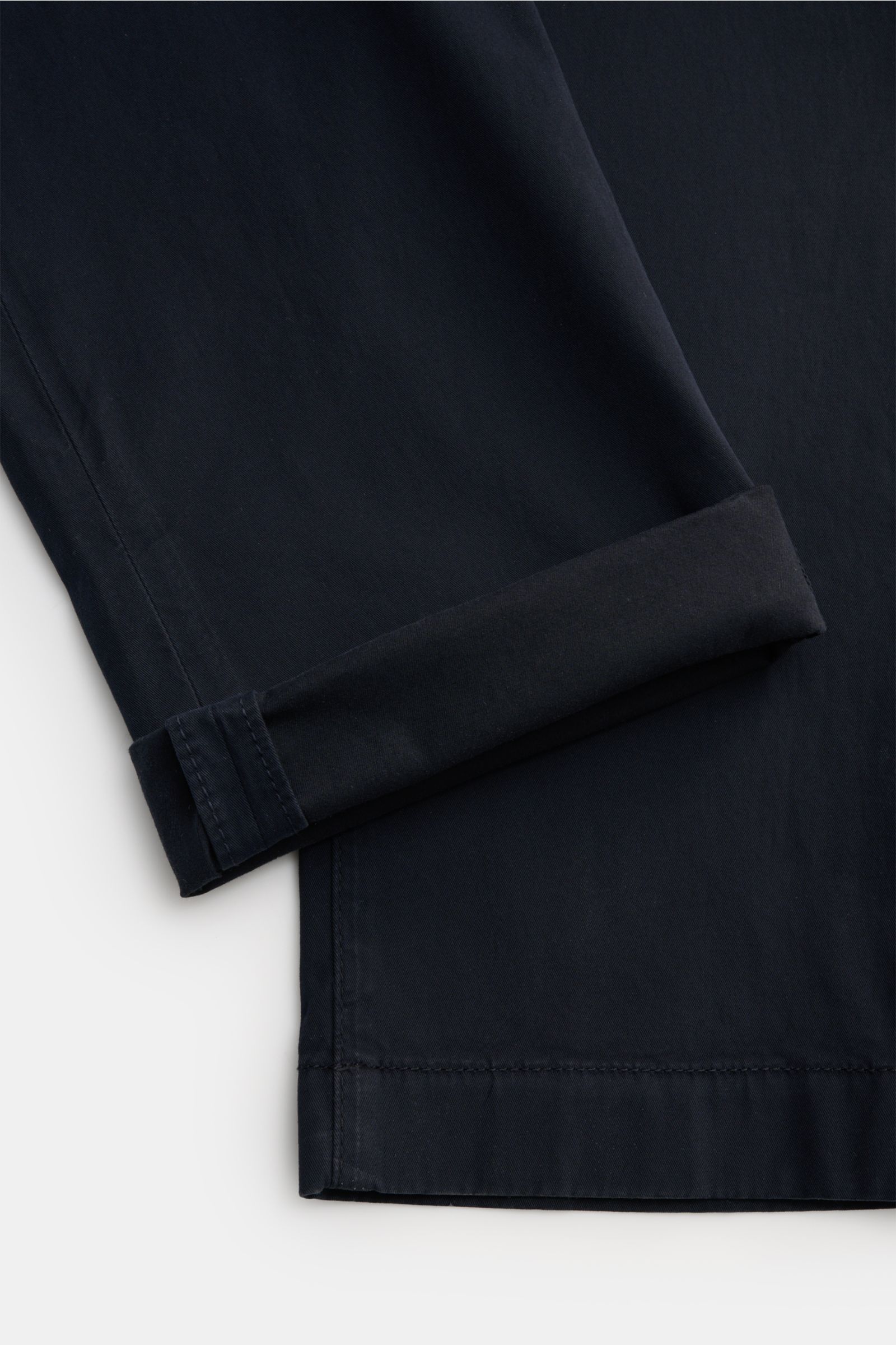 Jacob Cohen Chino 'Bobby' navy, Detailaufnahme vom Bein mit Umschlag, feiner Baumwoll-Twill, elastisch, Slim Fit, garment dyed.