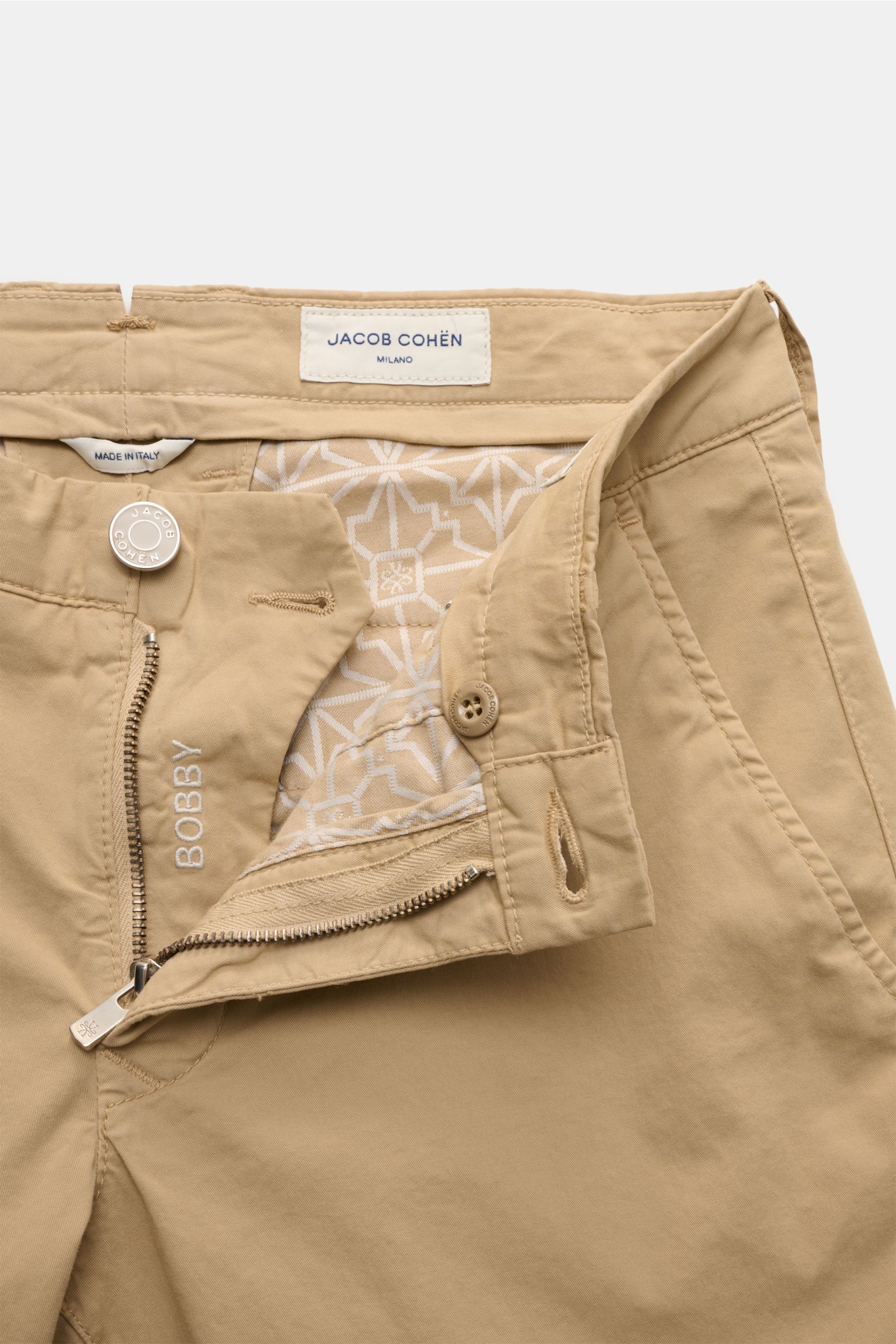 Jacob Cohen Chino 'Bobby' beige in schmalem Slim Fit aus elastischem Baumwoll-Twill, frontale Nahaufnahme mit Reißverschluss und Bundknopf.