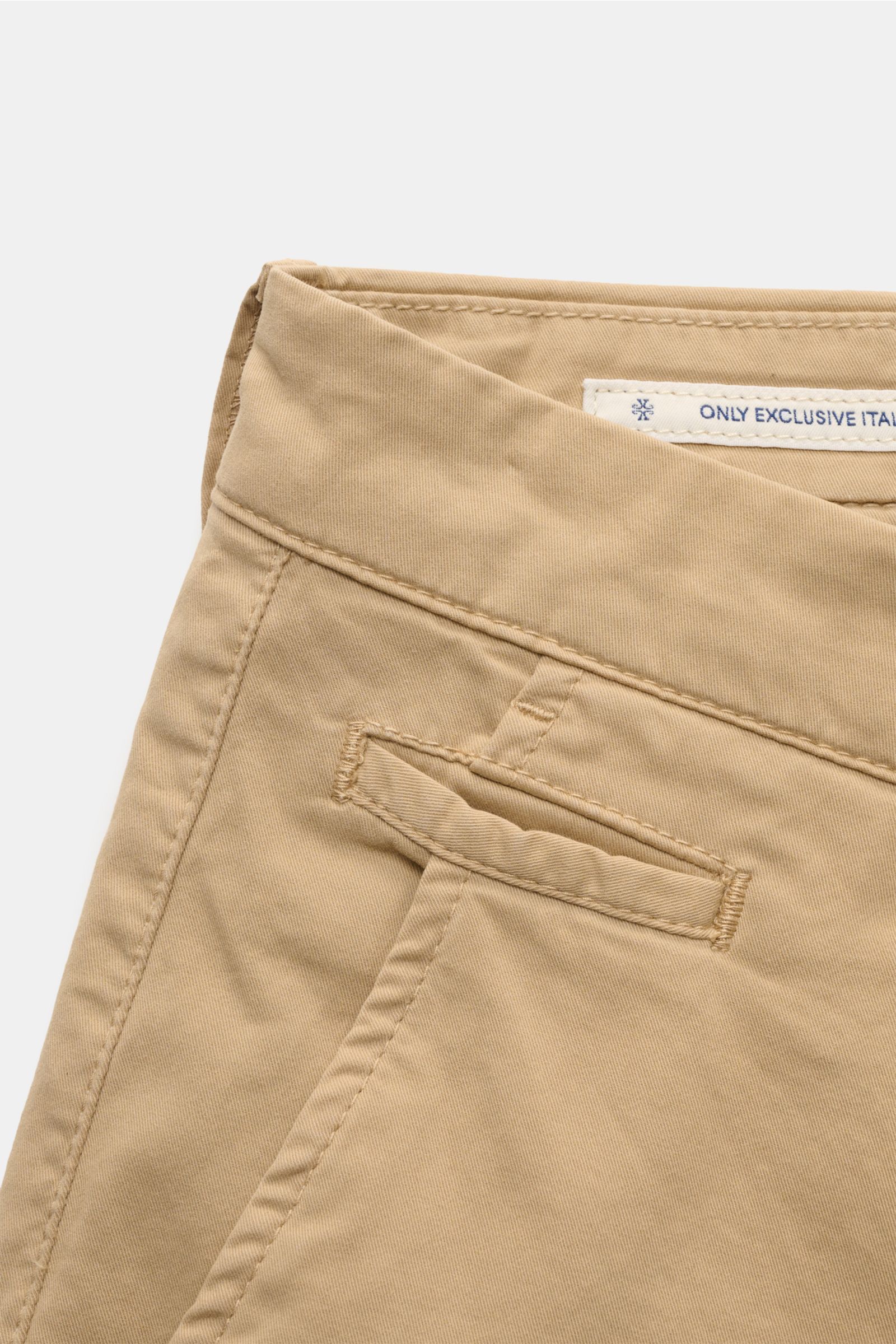 Jacob Cohen Chino 'Bobby' beige, schmal zulaufende Baumwollhose mit Stretch, französischen Taschen, Reißverschluss, Bundknopf, Verloursleder-Patch.